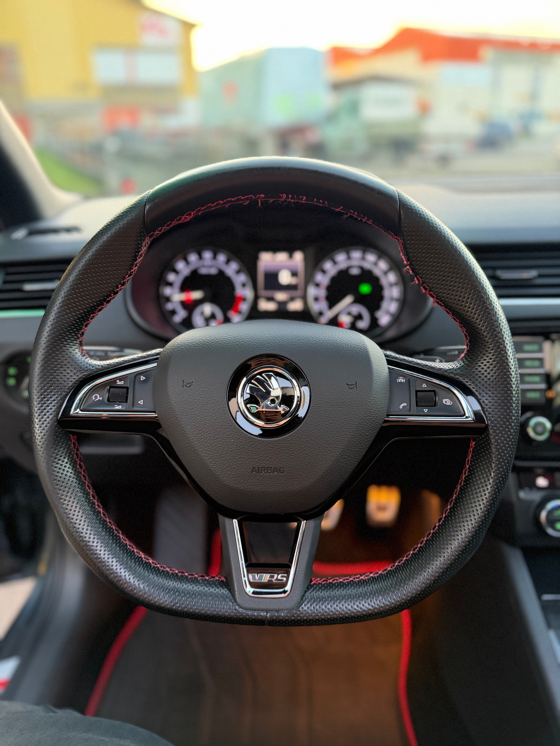 SKODA Octavia Combi 2.0 TDI RS 4x4 DSG-image-10