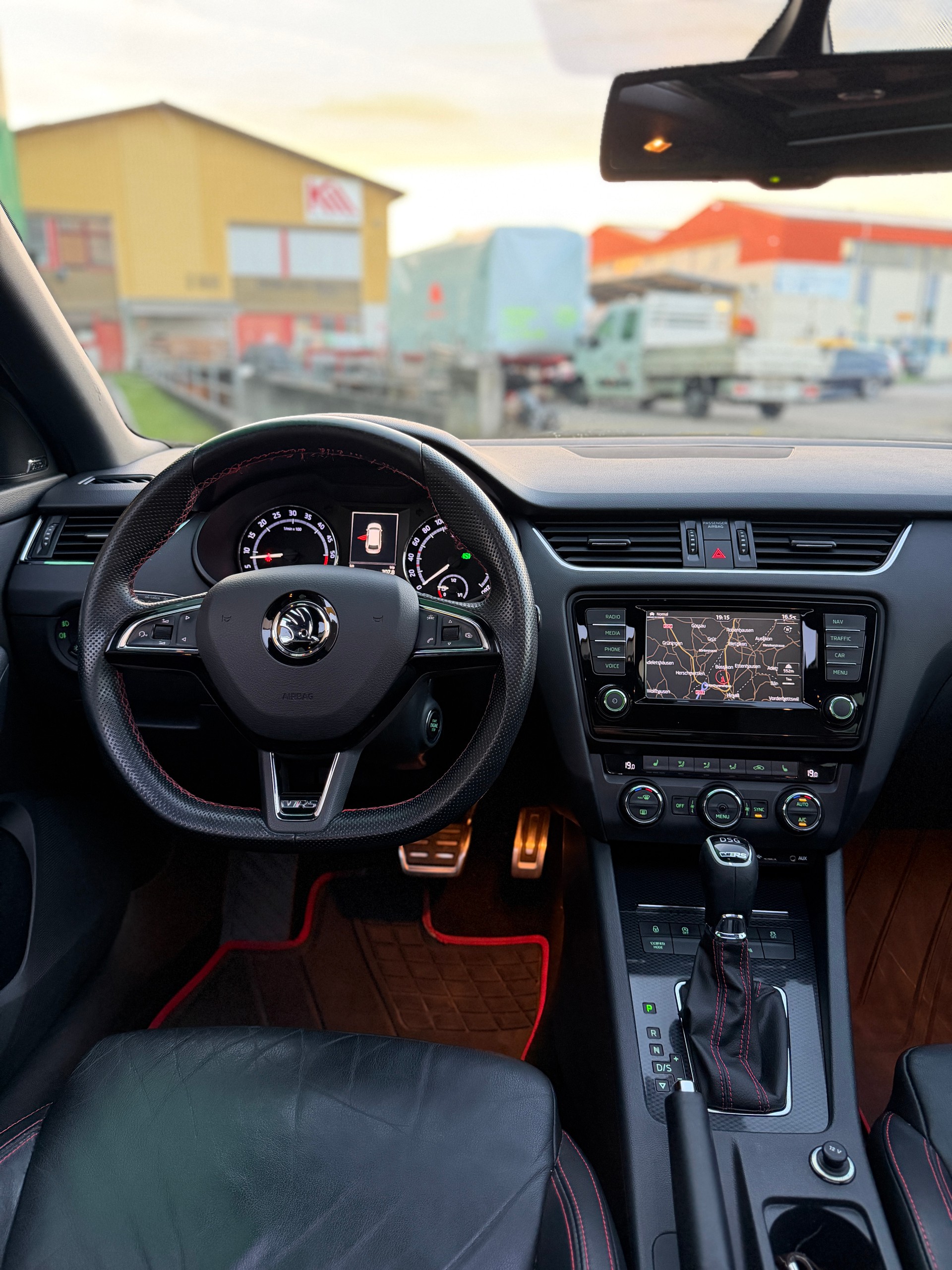 SKODA Octavia Combi 2.0 TDI RS 4x4 DSG-image-9