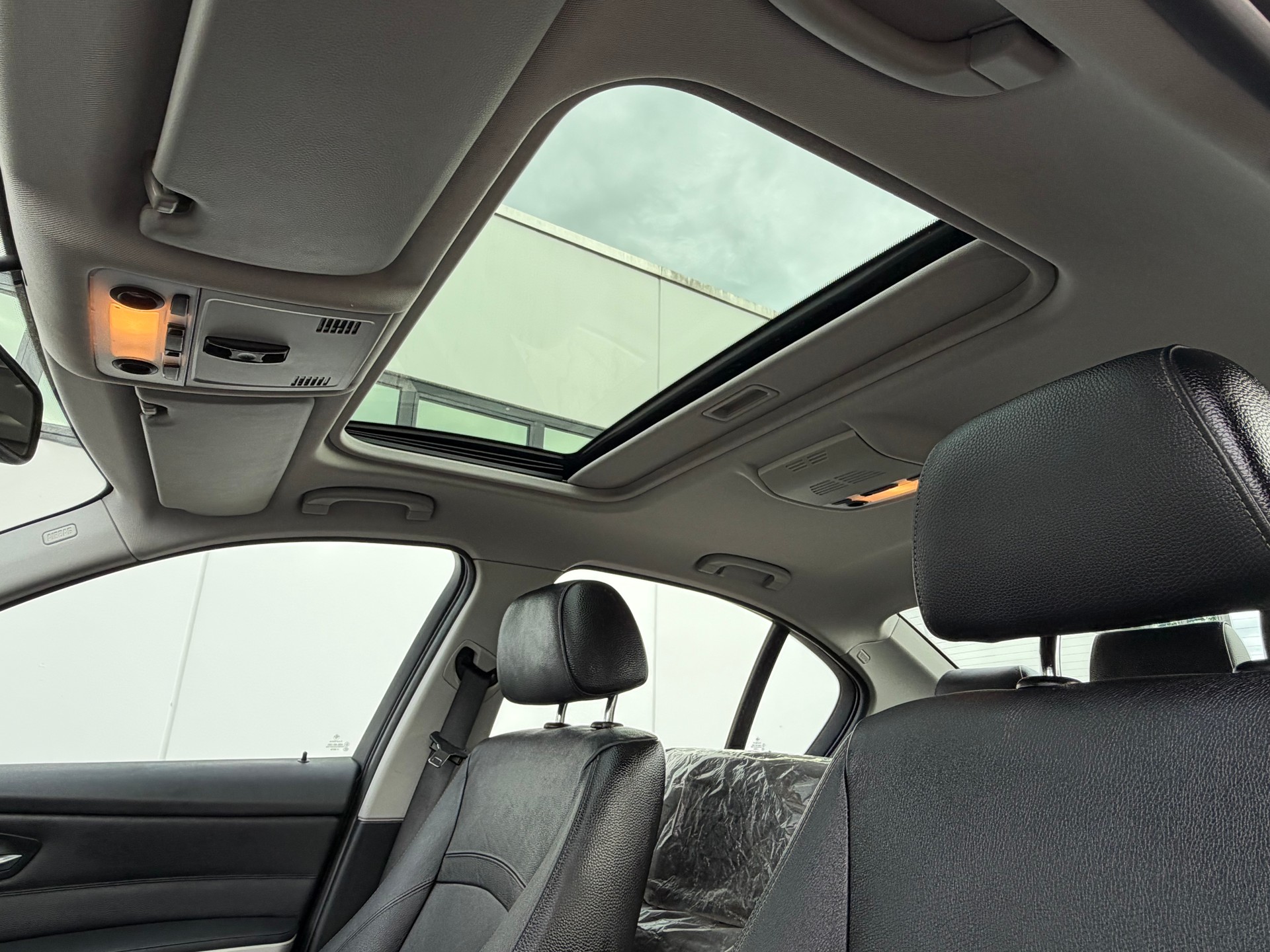 BMW 318d-image-9