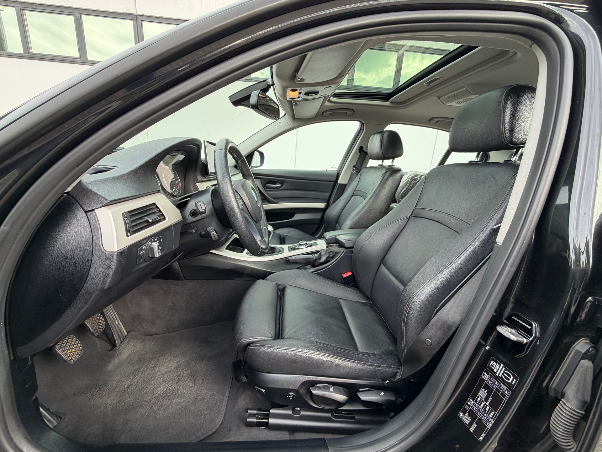 BMW 318d-image-10