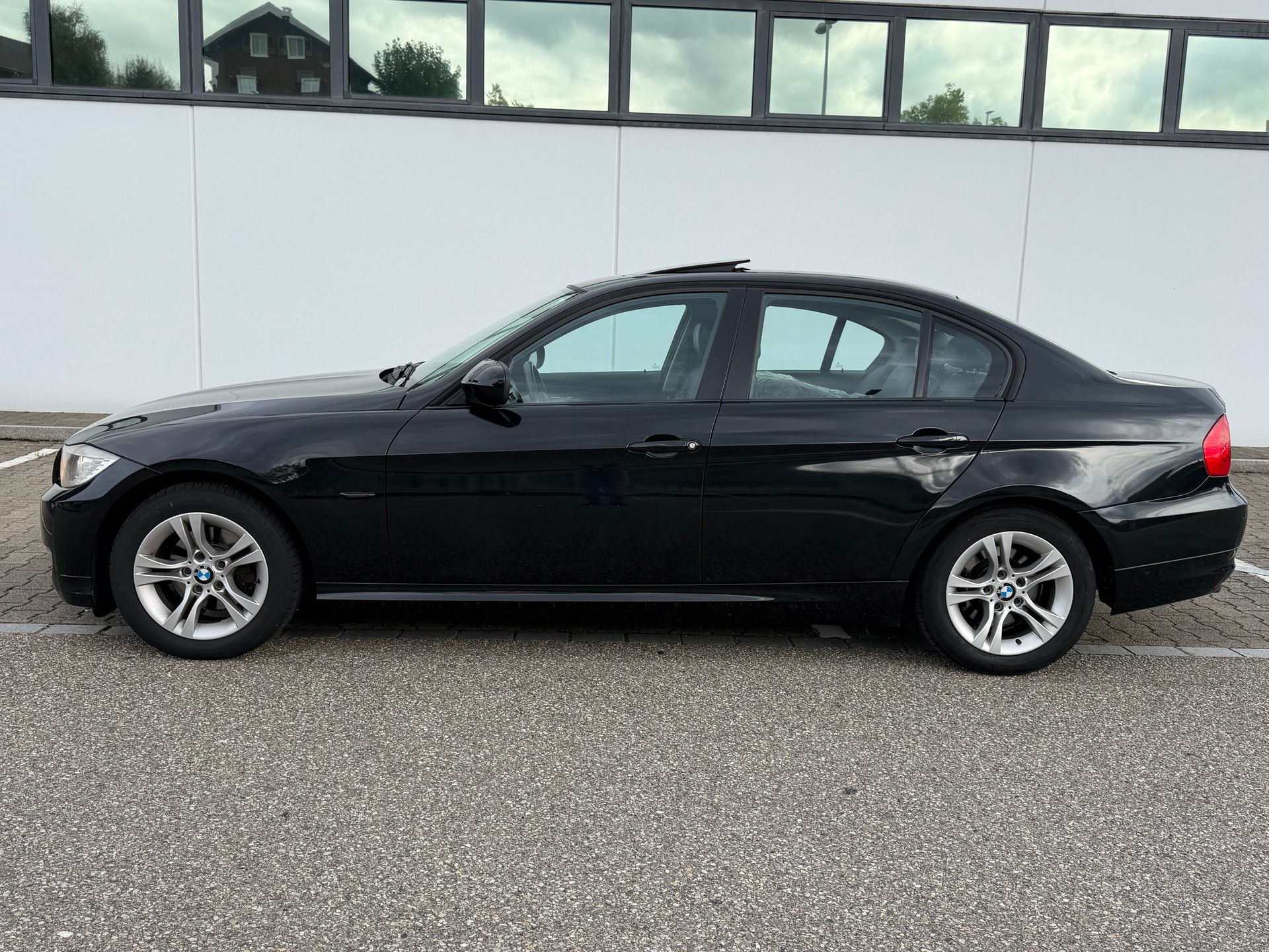 BMW 318d-image-0