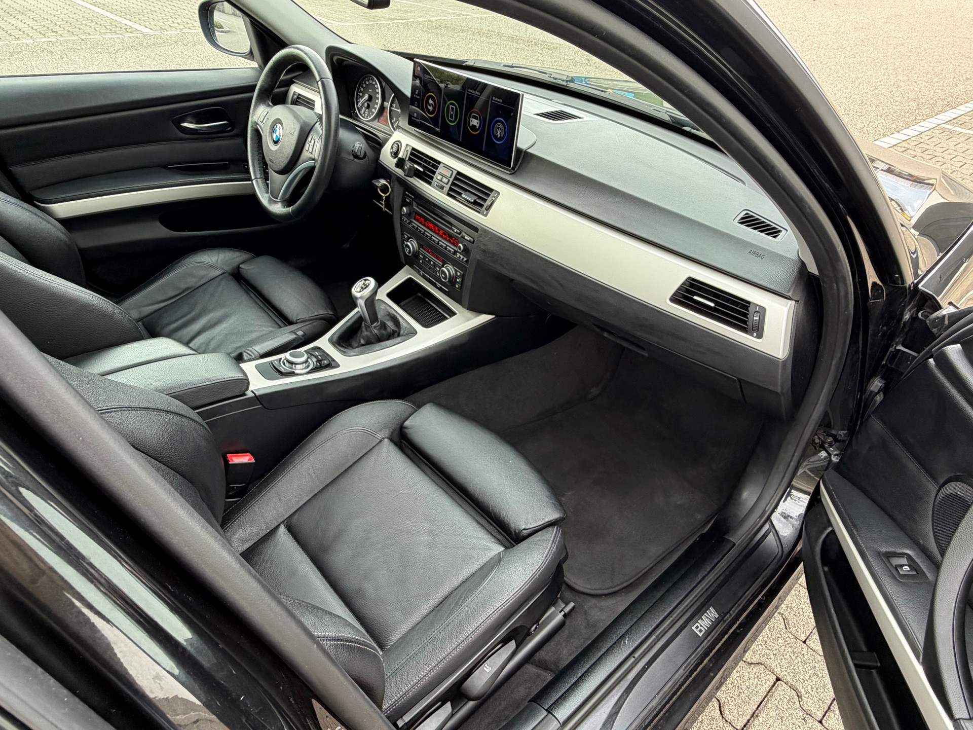 BMW 318d-image-8