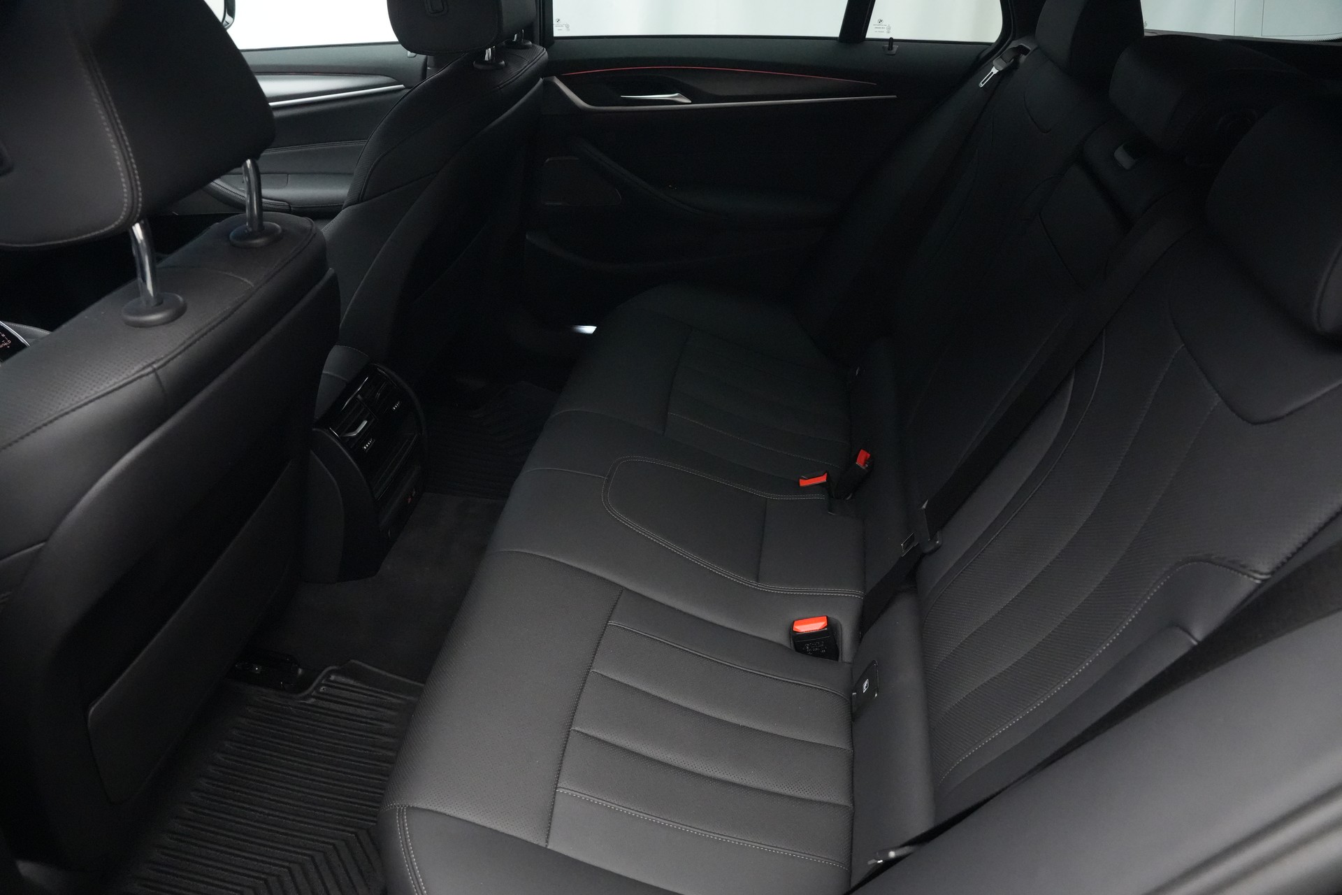 BMW 520d xDrive 48V Touring Pure M Sport Edition *CH-Fahrzeug*-image-14
