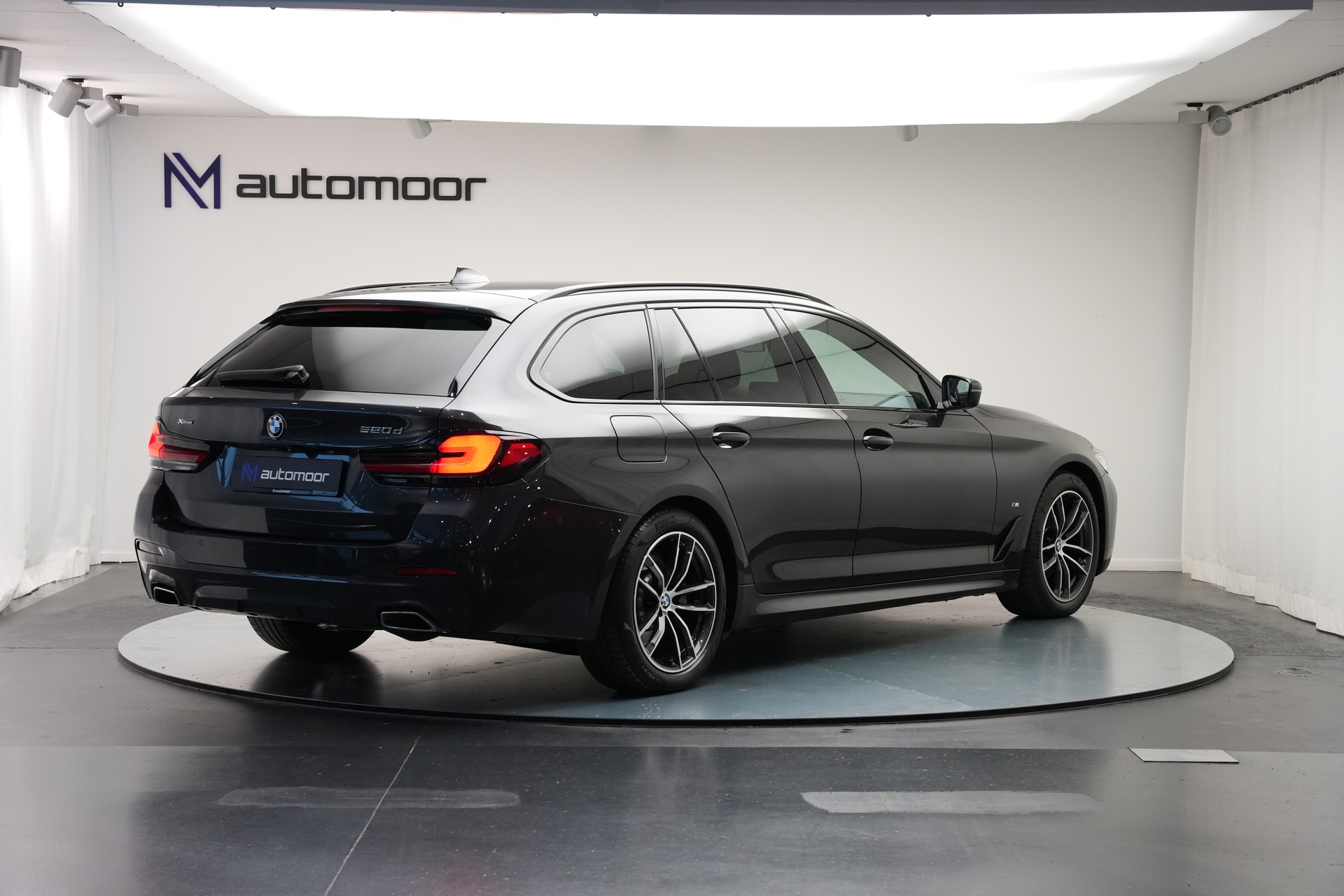 BMW 520d xDrive 48V Touring Pure M Sport Edition *CH-Fahrzeug*-image-4