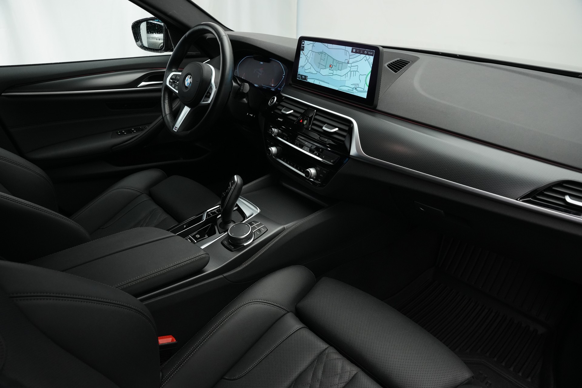 BMW 520d xDrive 48V Touring Pure M Sport Edition *CH-Fahrzeug*-image-11