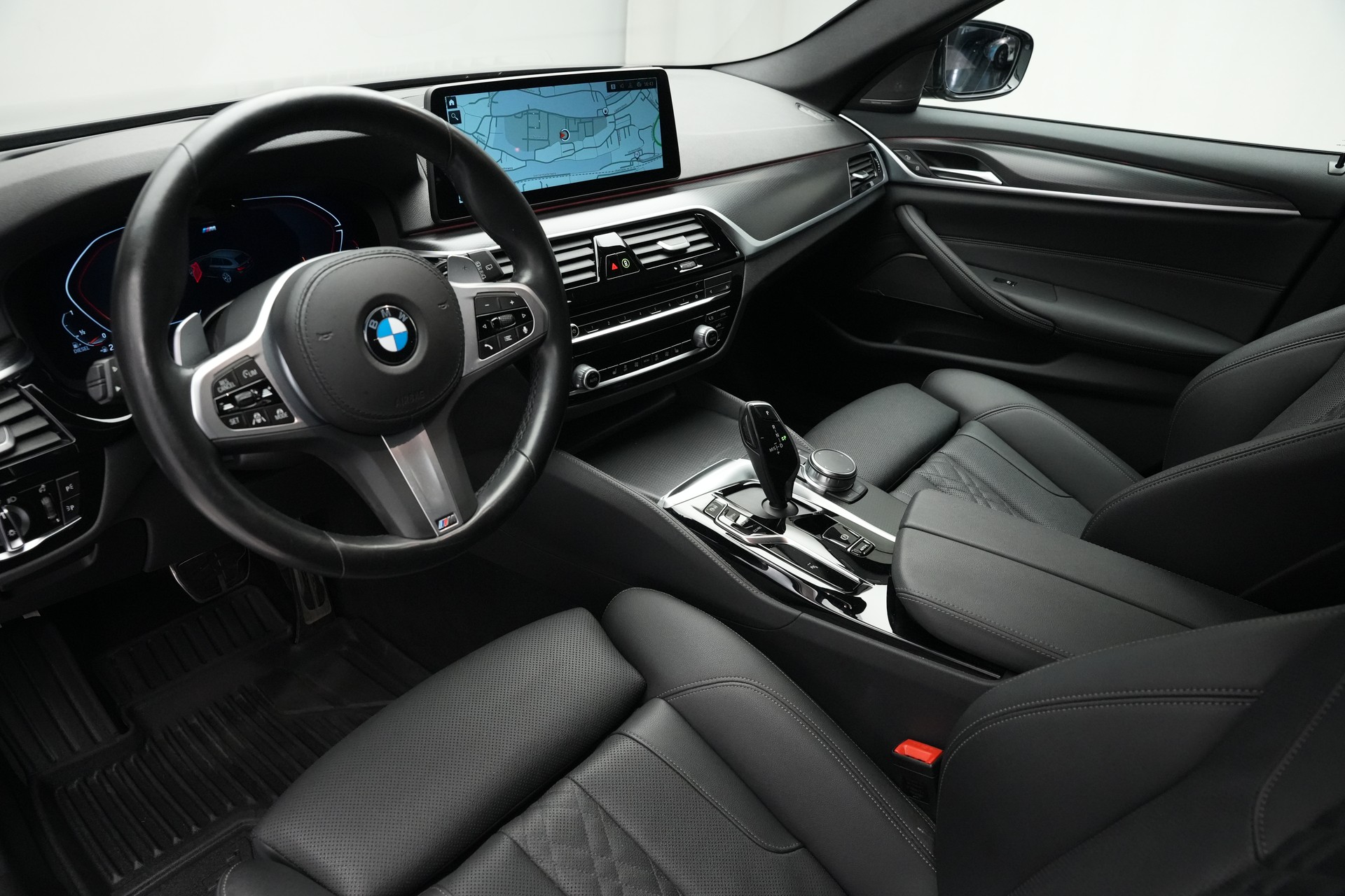 BMW 520d xDrive 48V Touring Pure M Sport Edition *CH-Fahrzeug*-image-10