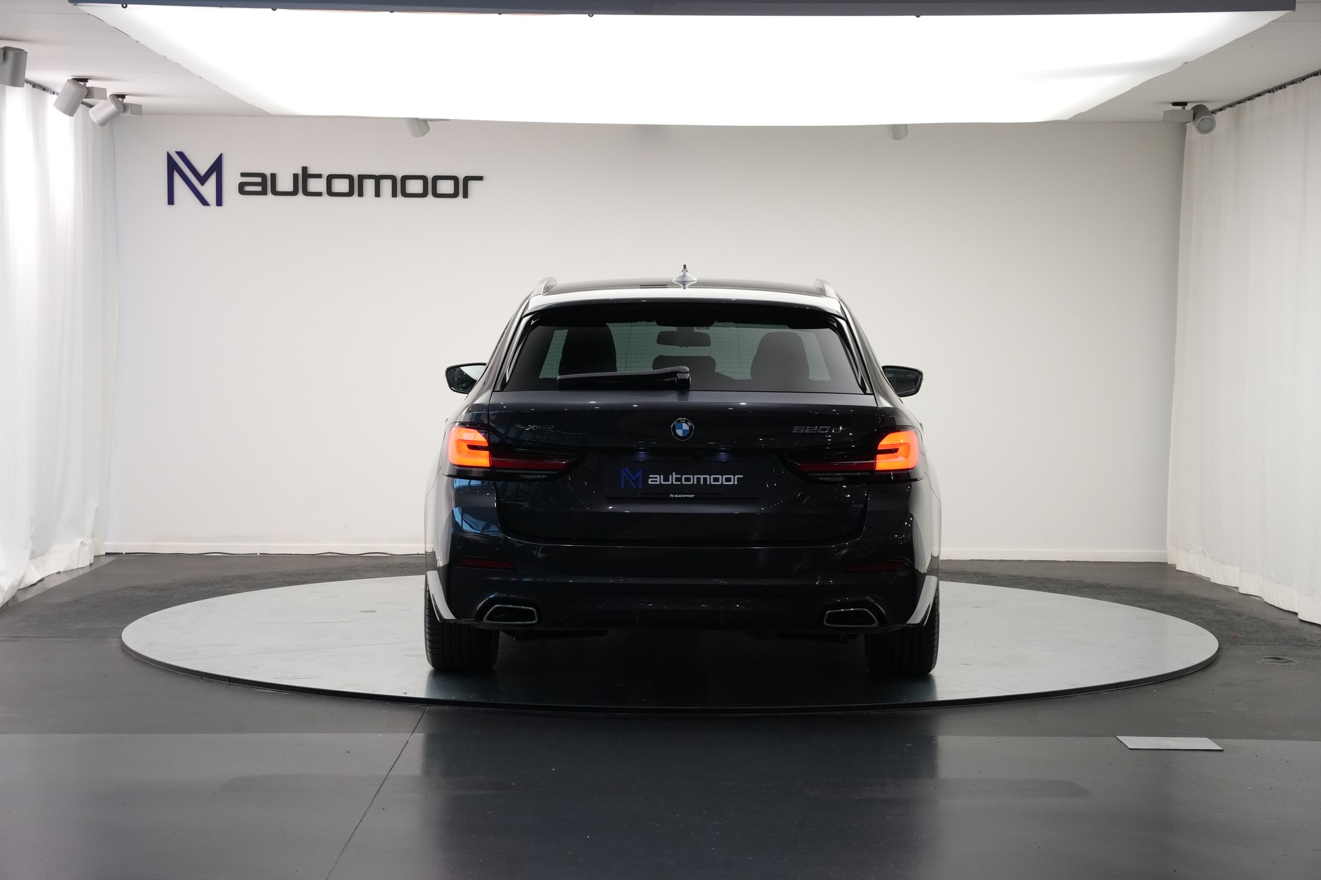 BMW 520d xDrive 48V Touring Pure M Sport Edition *CH-Fahrzeug*-image-5