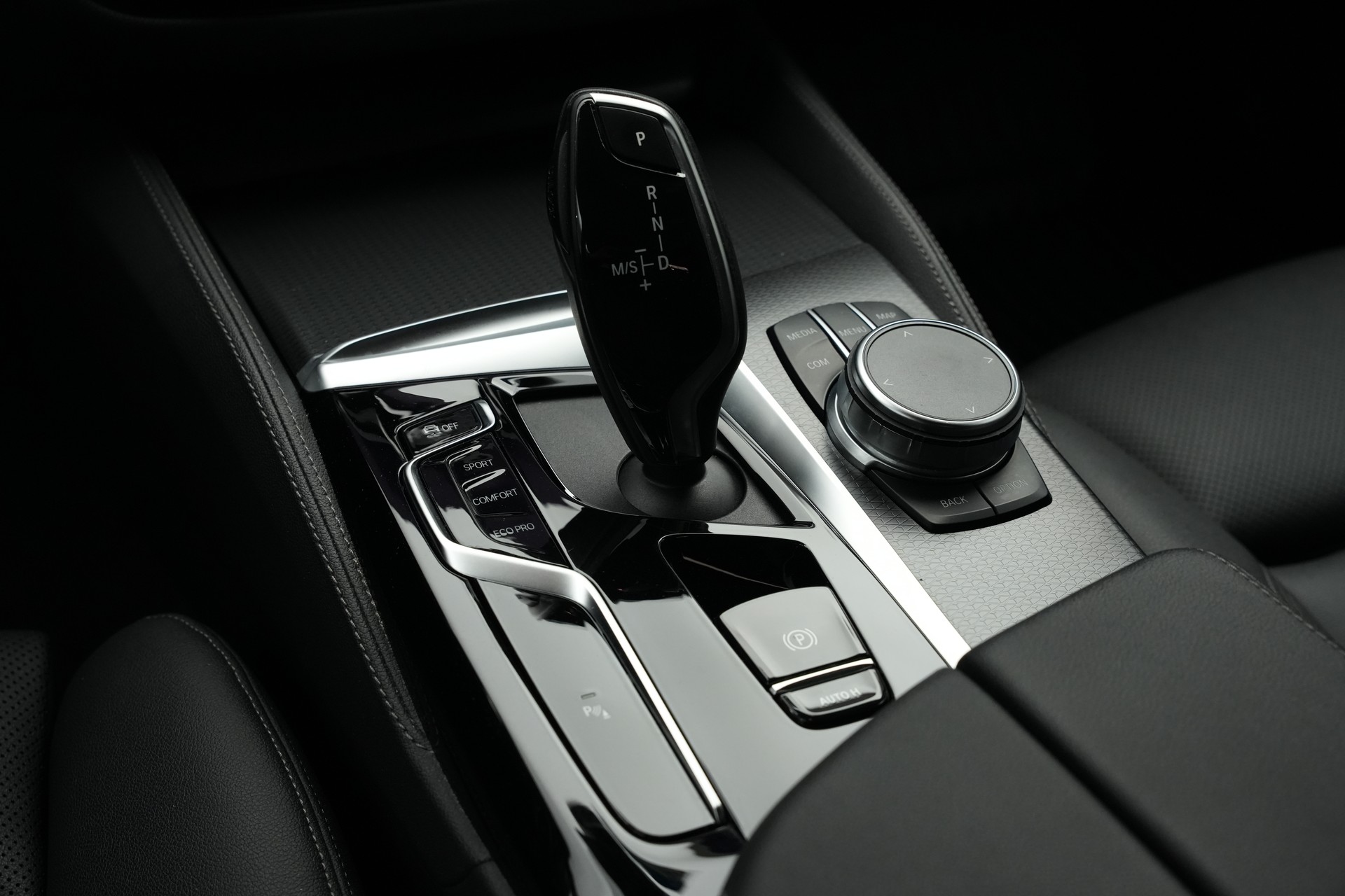 BMW 520d xDrive 48V Touring Pure M Sport Edition *CH-Fahrzeug*-image-19