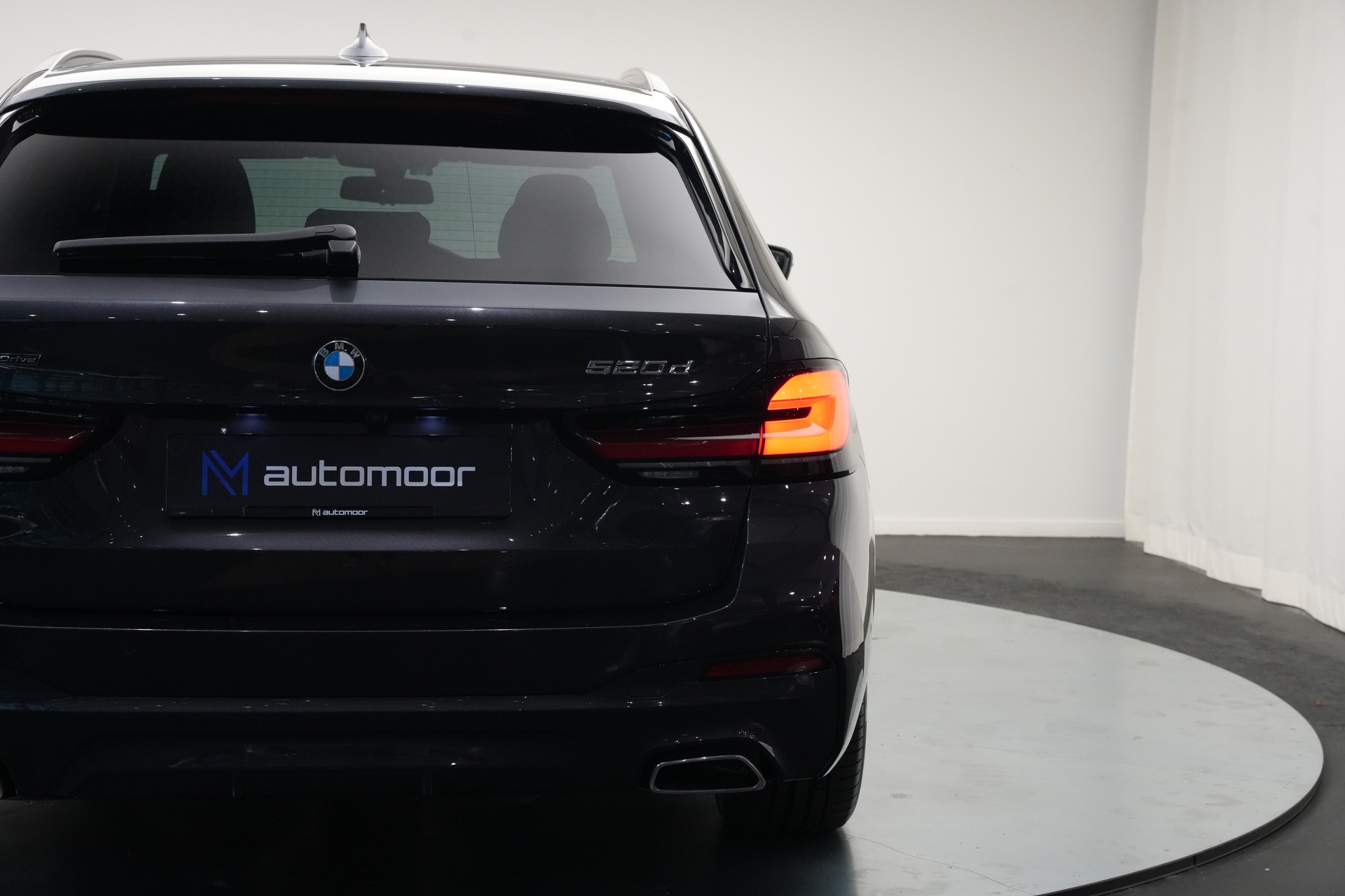 BMW 520d xDrive 48V Touring Pure M Sport Edition *CH-Fahrzeug*-image-36