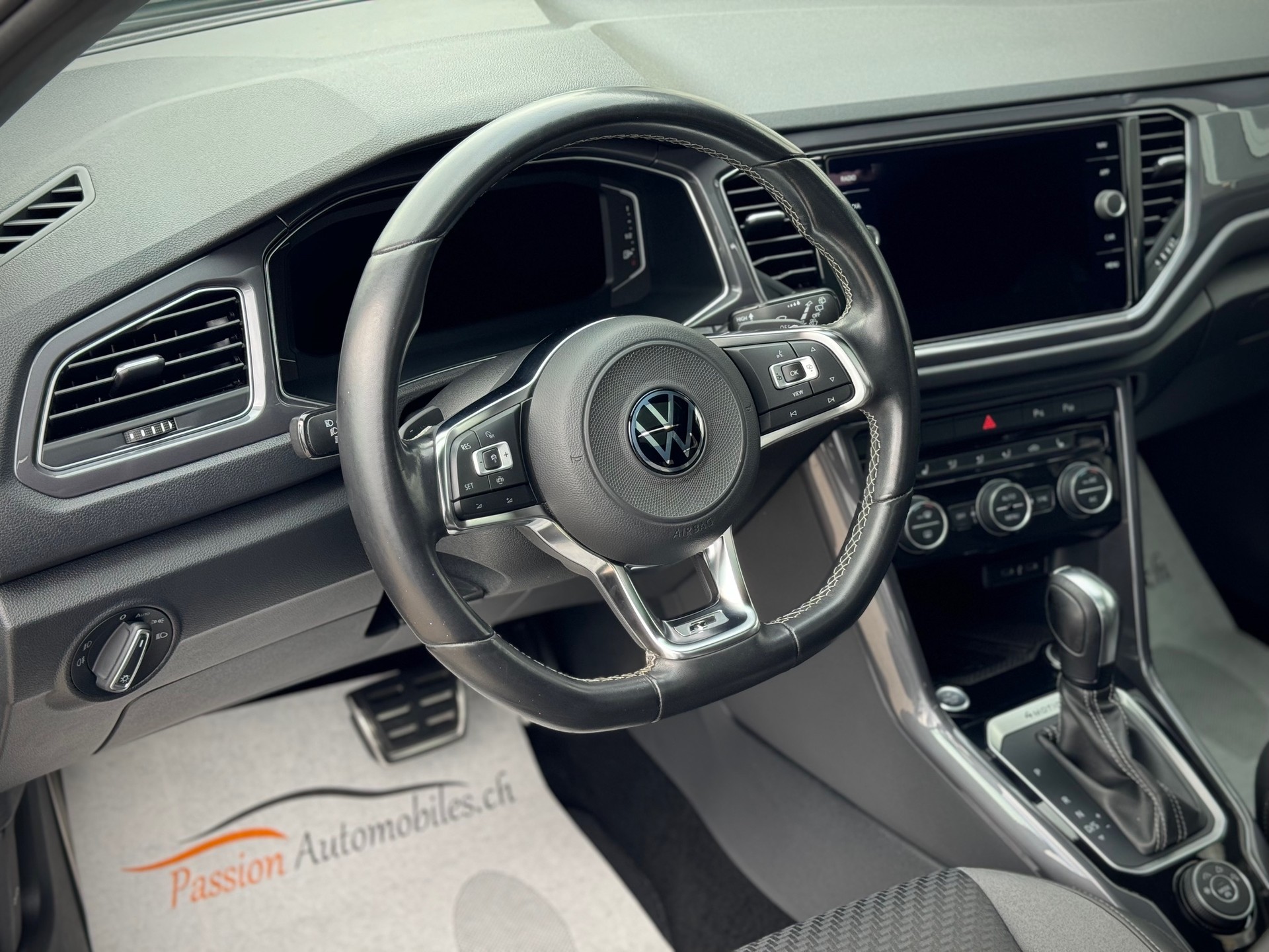 VW T-Roc 2.0 TDI SCR Sport R line DSG 4Motion - Véhicule Suisse (CH)-image-5