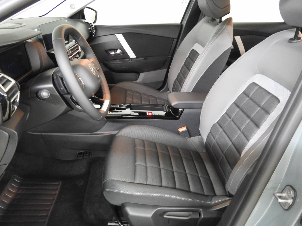 CITROEN C4 1.2 Hybrid Plus-image-15
