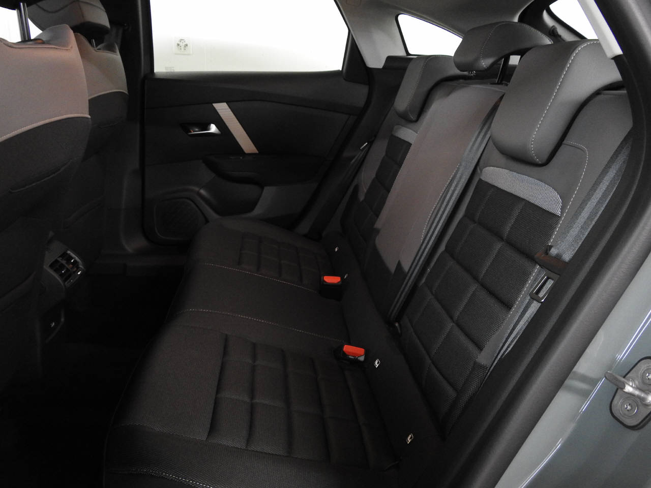 CITROEN C4 1.2 Hybrid Plus-image-13