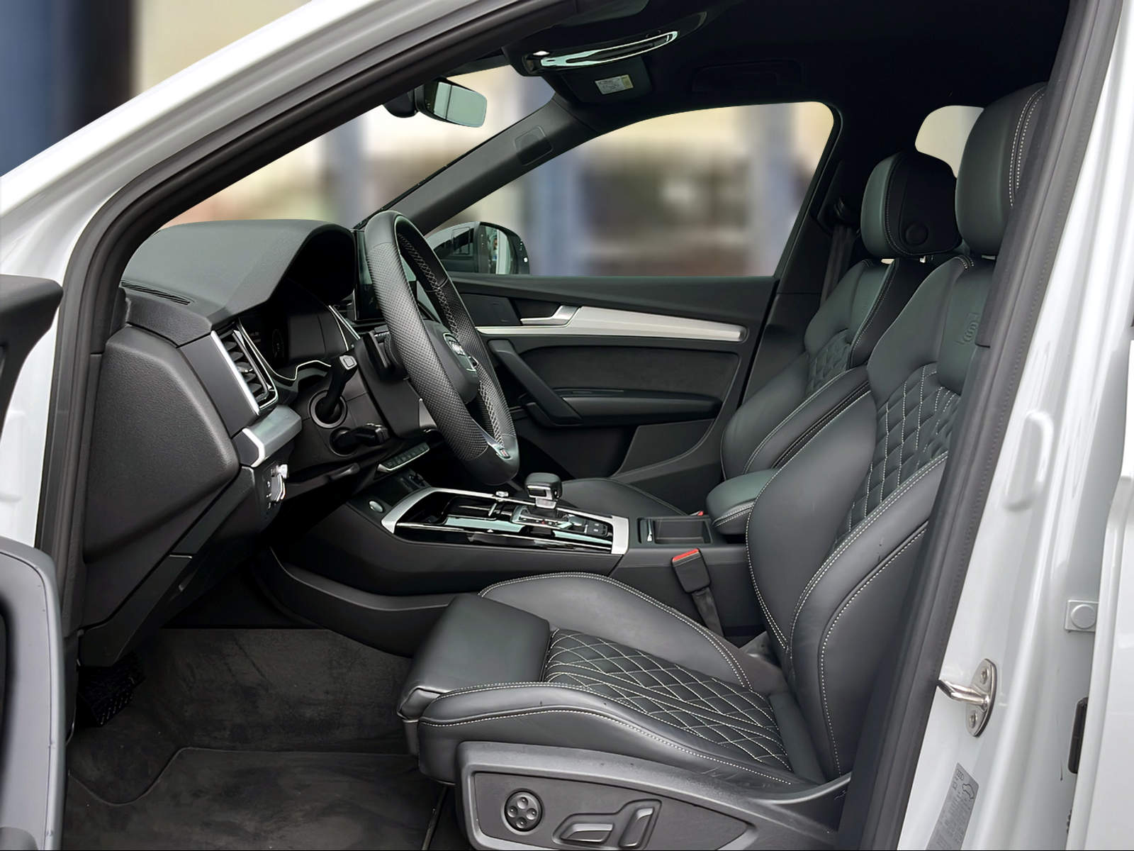 AUDI Q5 Sportback 50 TFSI e PHEV Black Edition quattro S-tronic Gletscherweiss Metallic-image-8