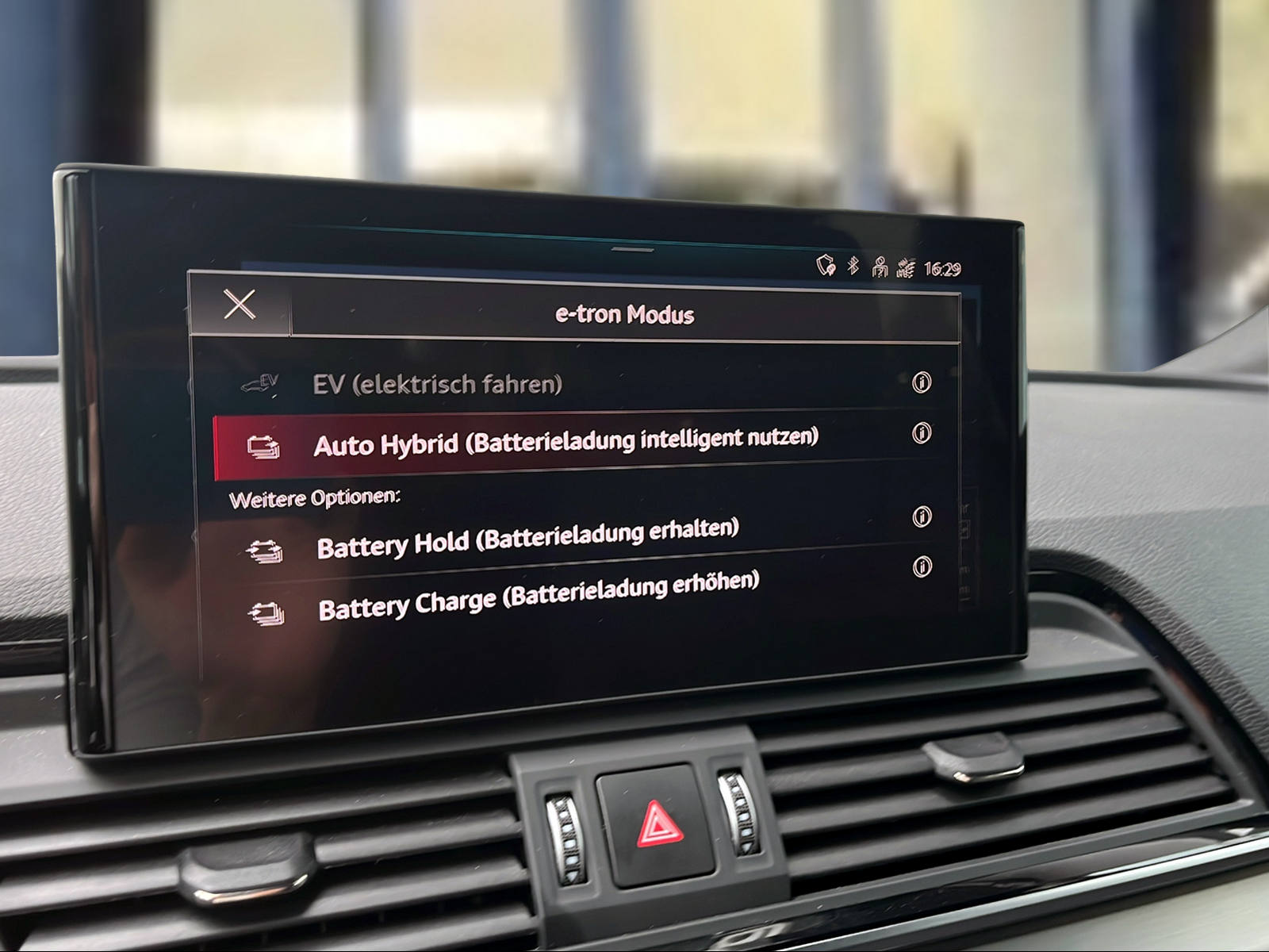 AUDI Q5 Sportback 50 TFSI e PHEV Black Edition quattro S-tronic Gletscherweiss Metallic-image-15