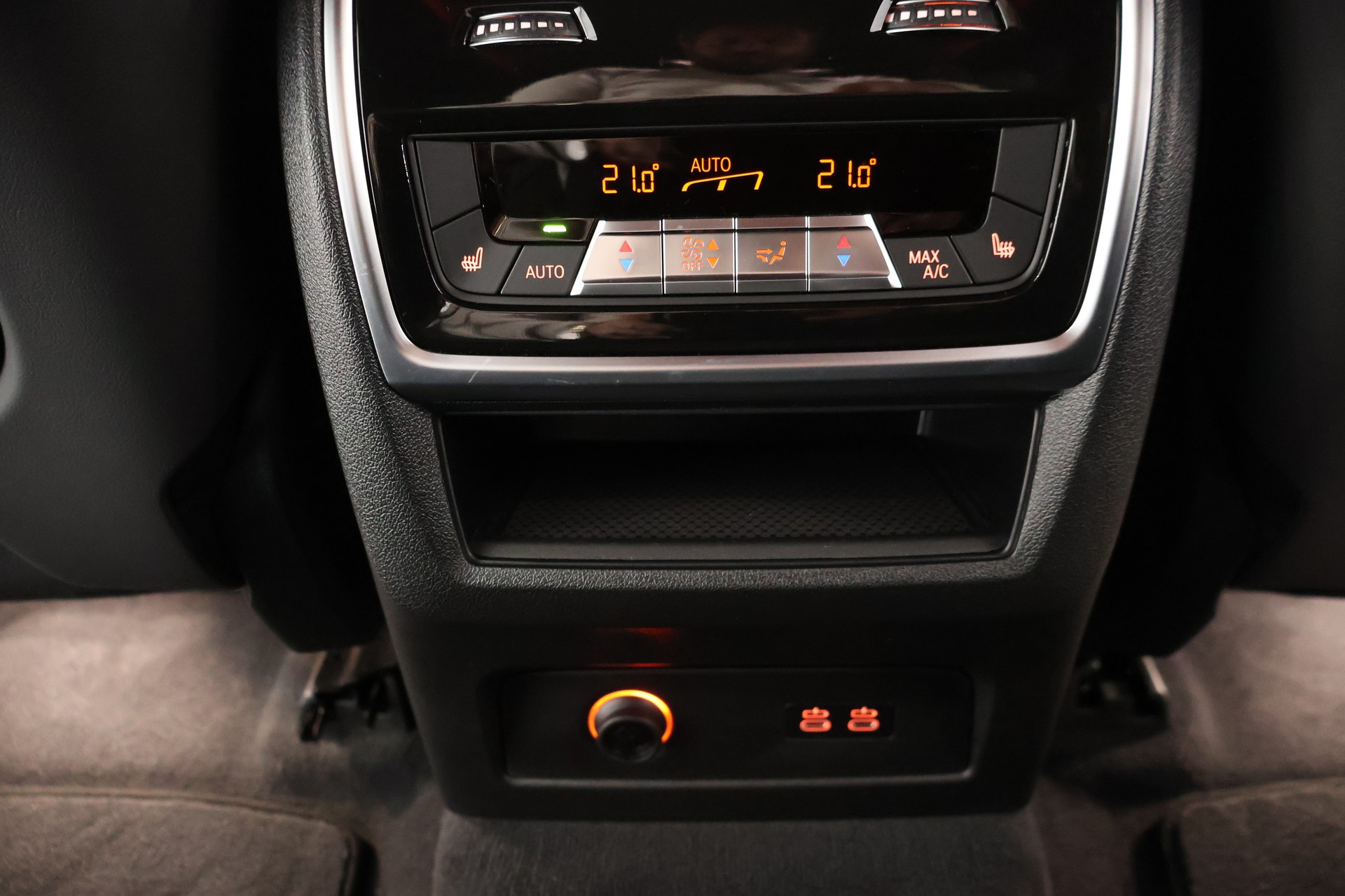 BMW XM xDrive 50e PHEV Steptronic-image-17