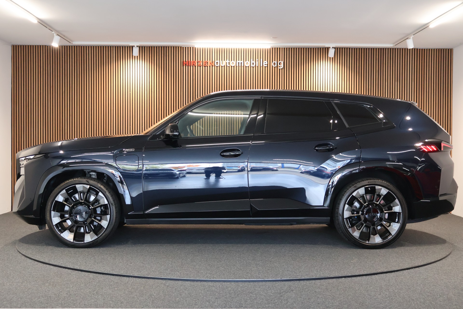 BMW XM xDrive 50e PHEV Steptronic-showroom-element-1
