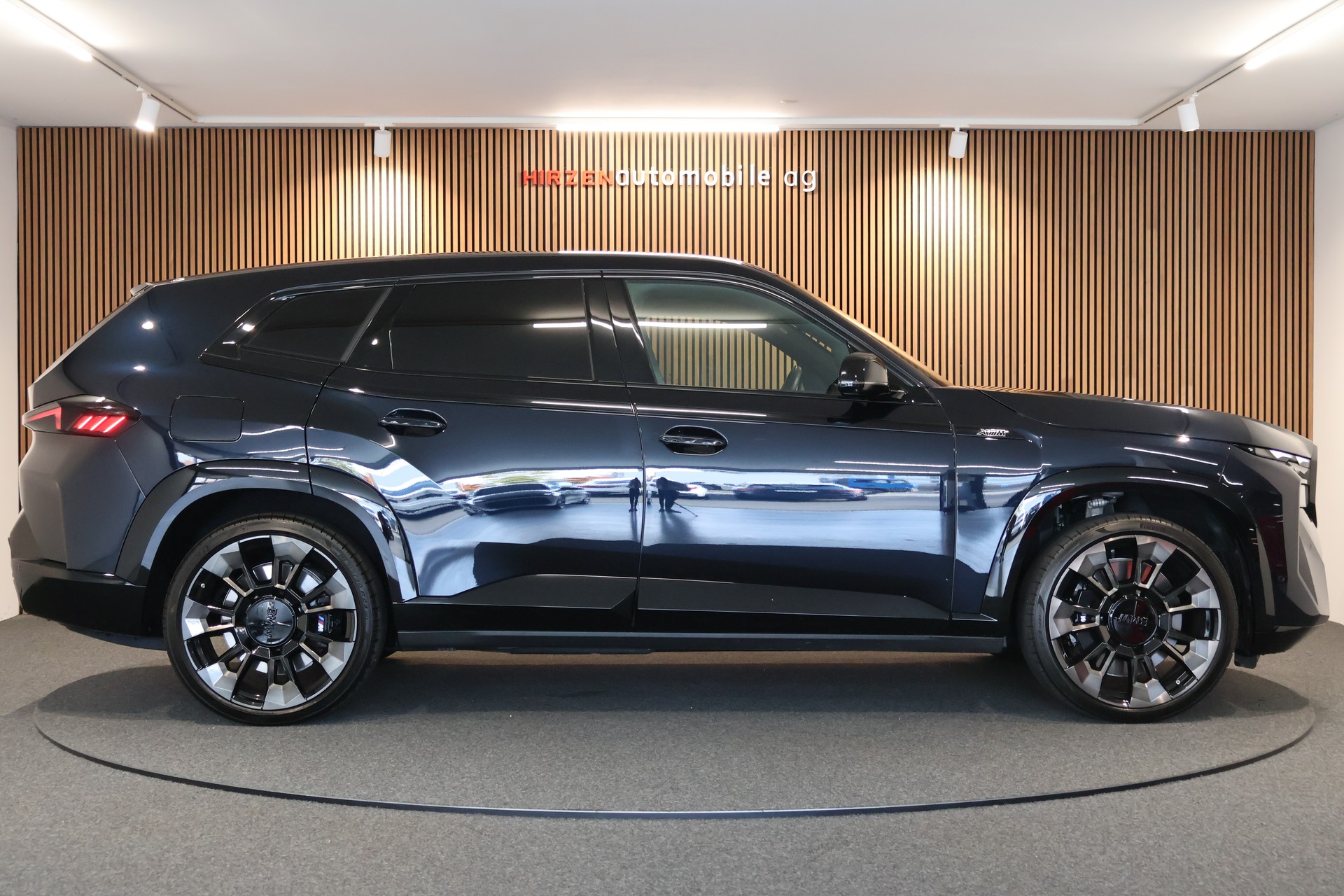 BMW XM xDrive 50e PHEV Steptronic-image-5