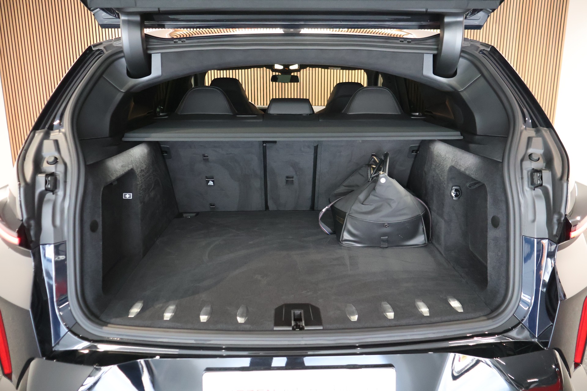 BMW XM xDrive 50e PHEV Steptronic-image-12
