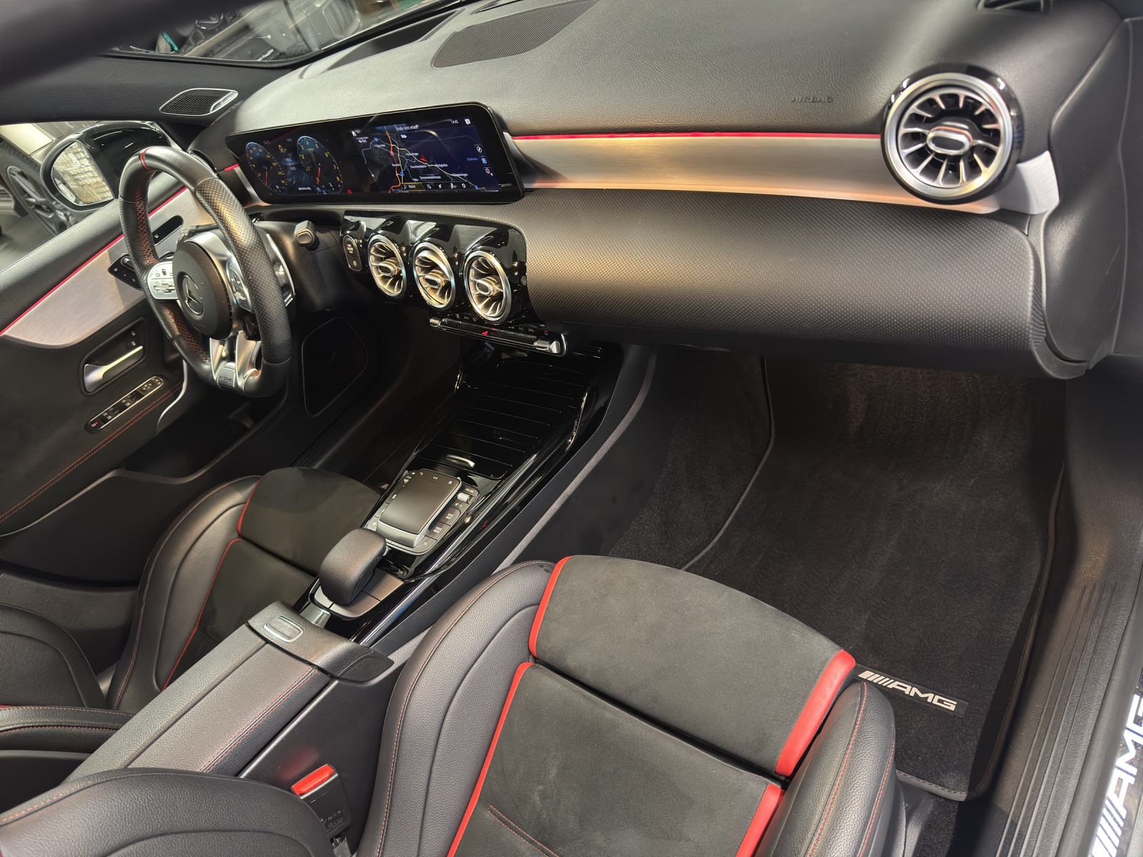 MERCEDES-BENZ A 35 AMG 4Matic-image-11