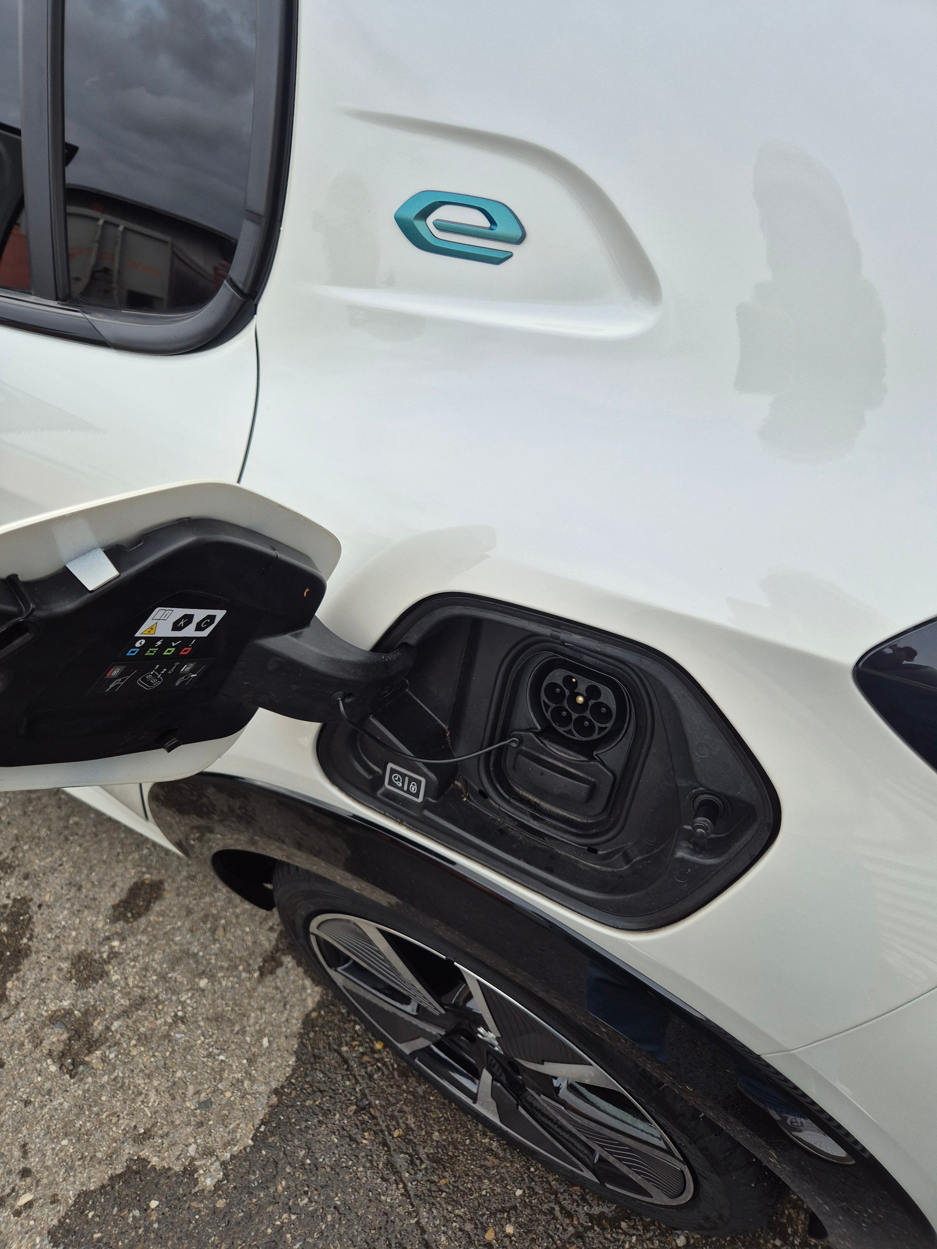 PEUGEOT 208 Elektrik GT-image-3