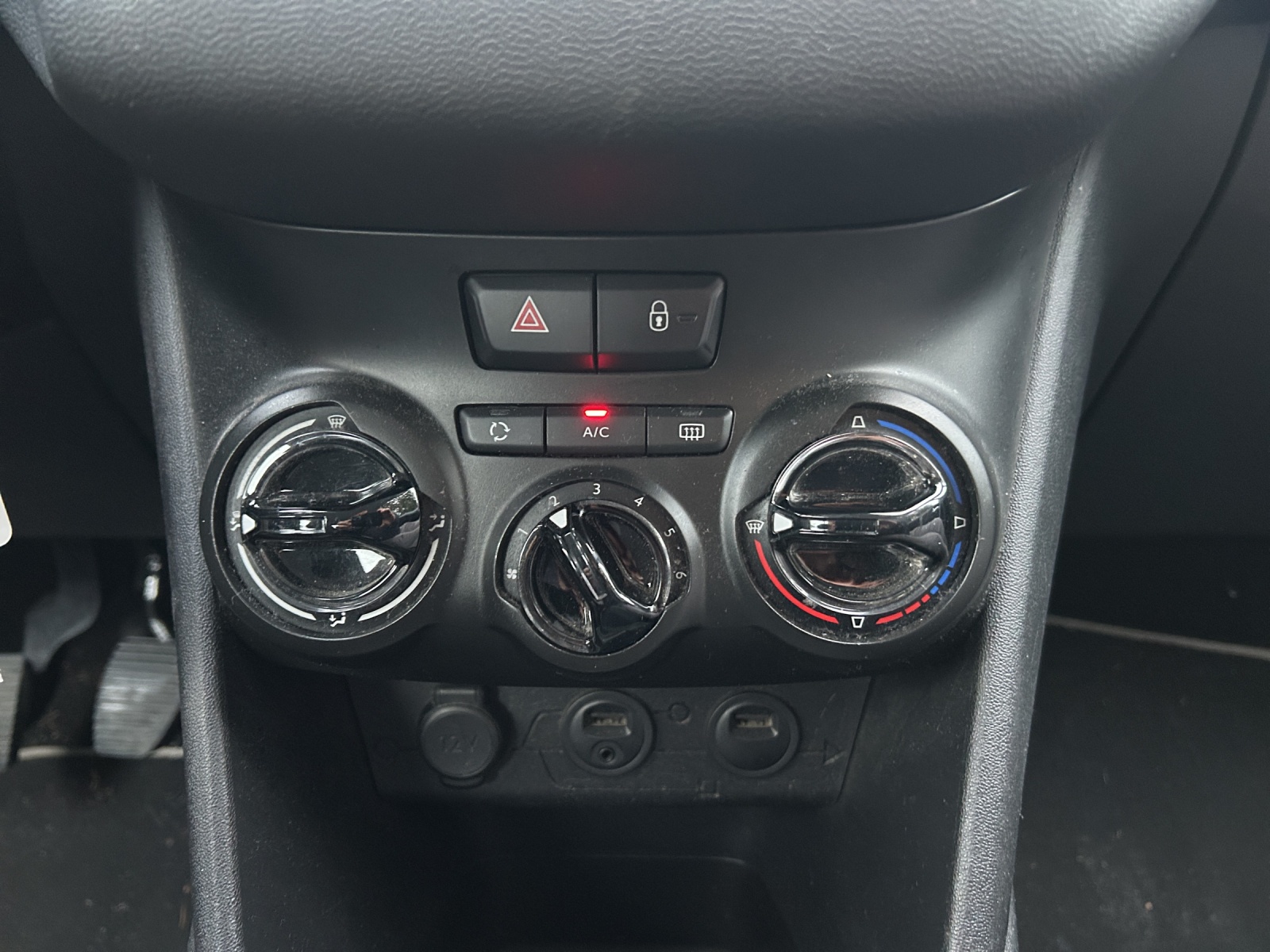PEUGEOT 208 1.2 VTI Active-image-12