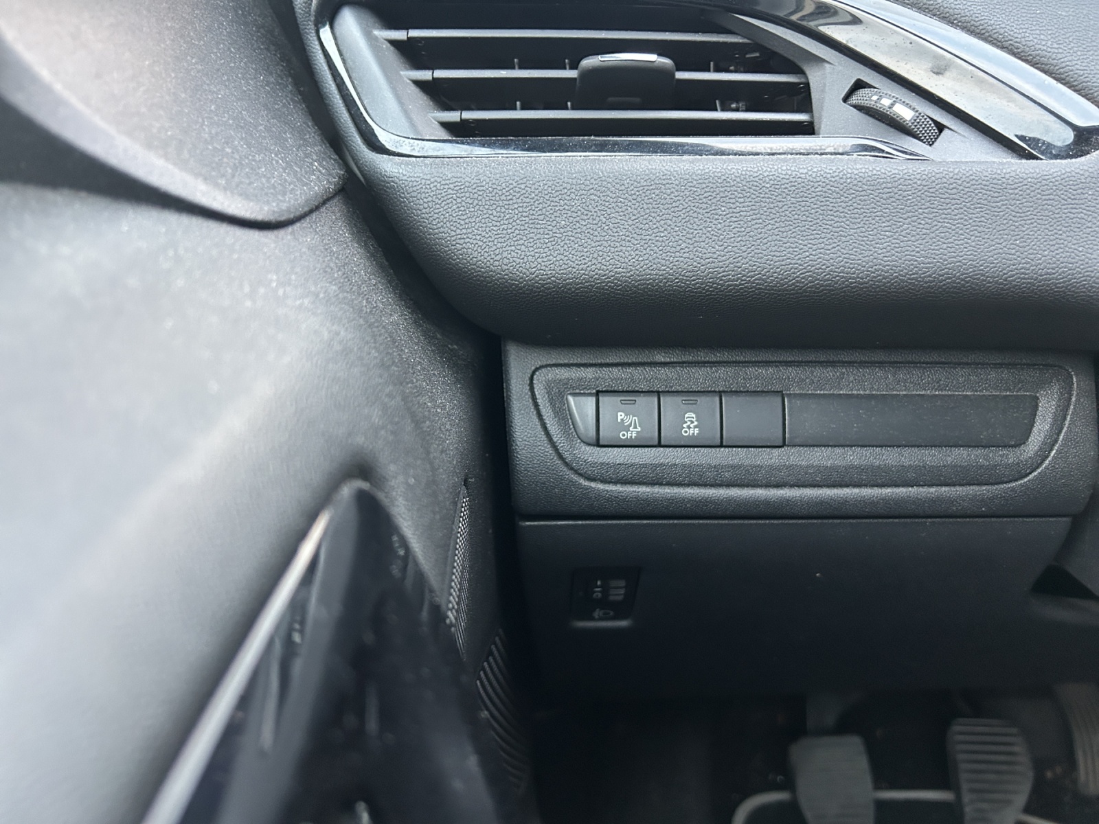 PEUGEOT 208 1.2 VTI Active-image-17