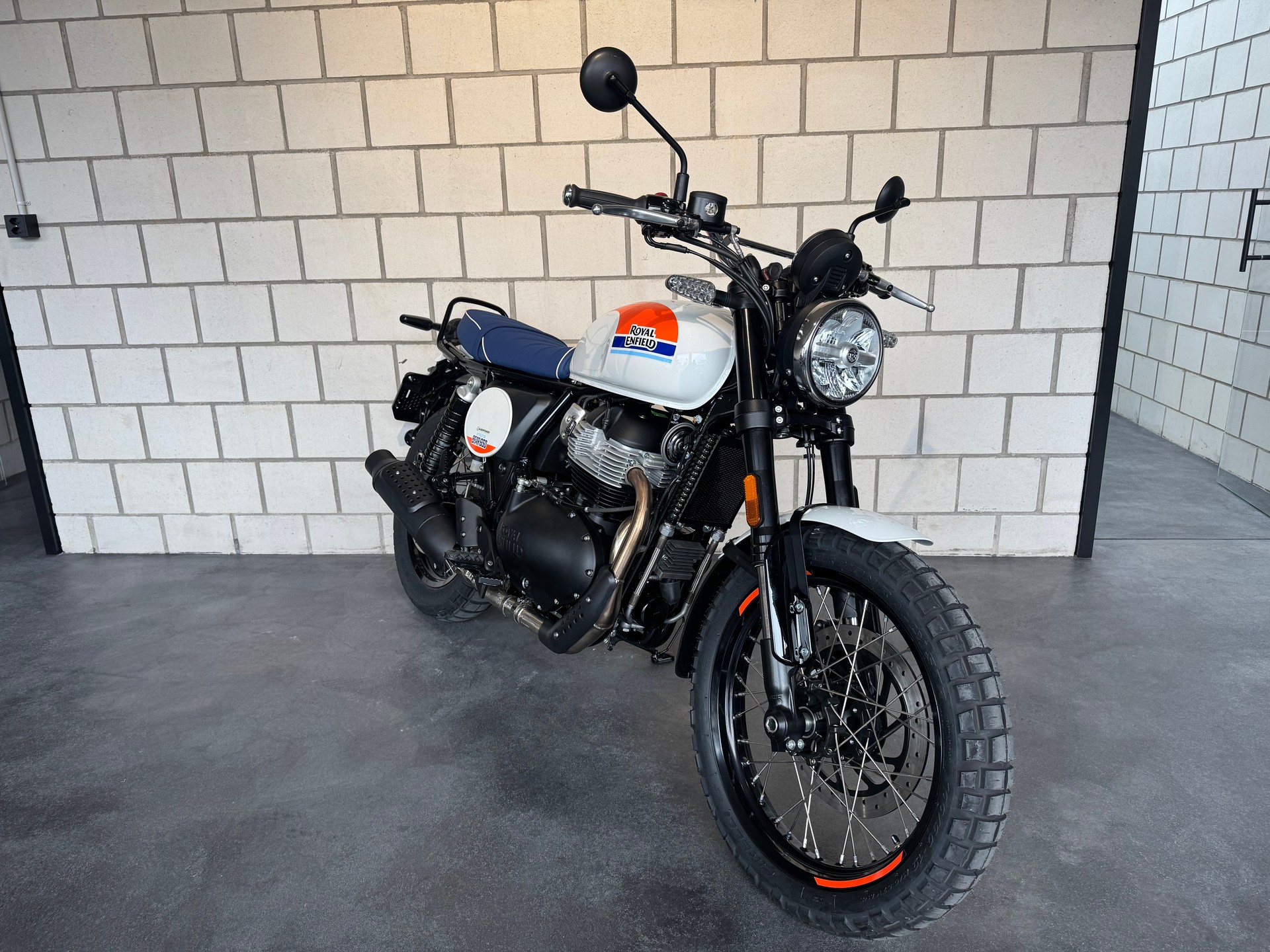 ROYAL ENFIELD Bear 650 Base-showroom-element-1