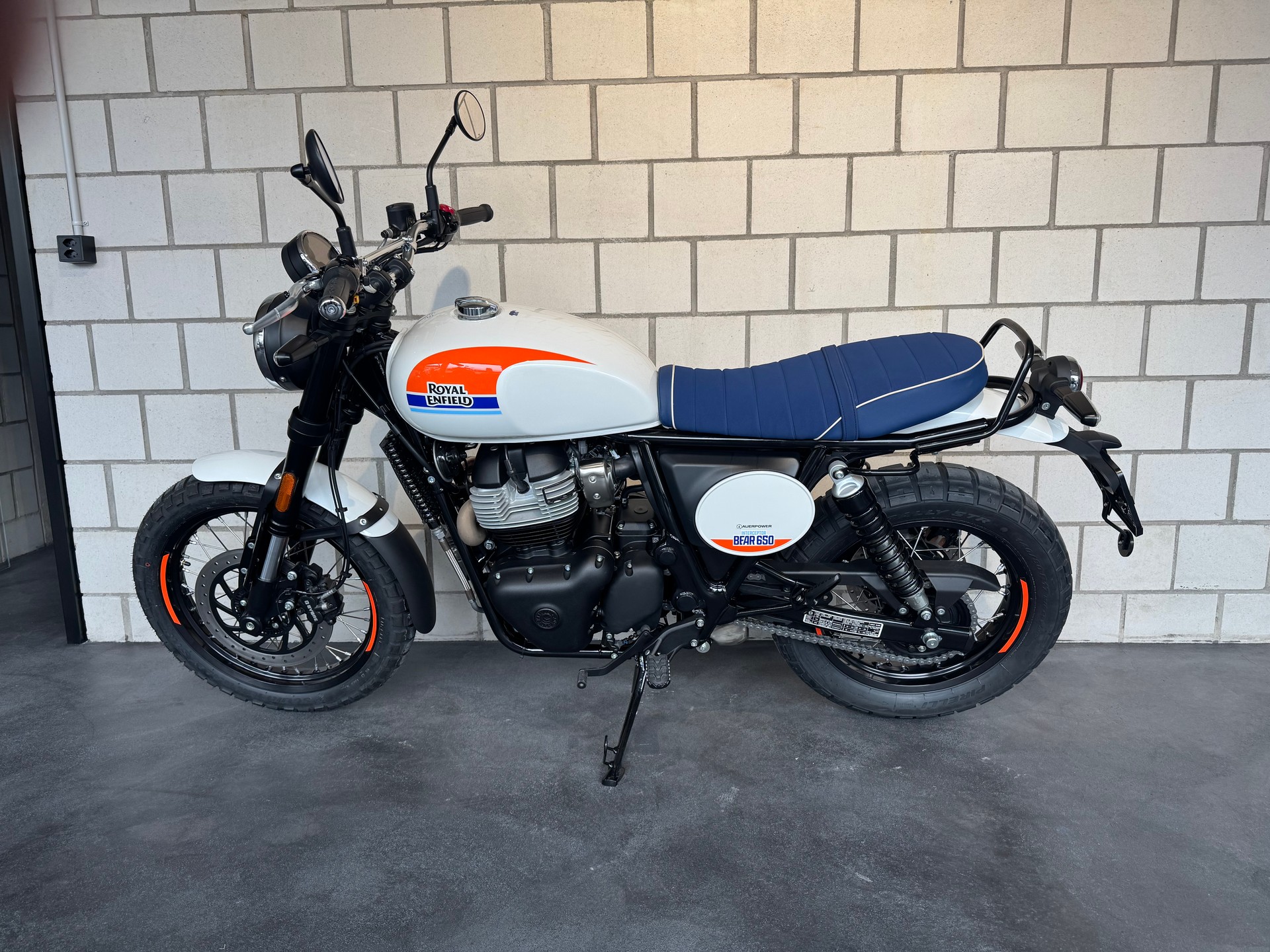 ROYAL ENFIELD Bear 650 Base-showroom-element-3