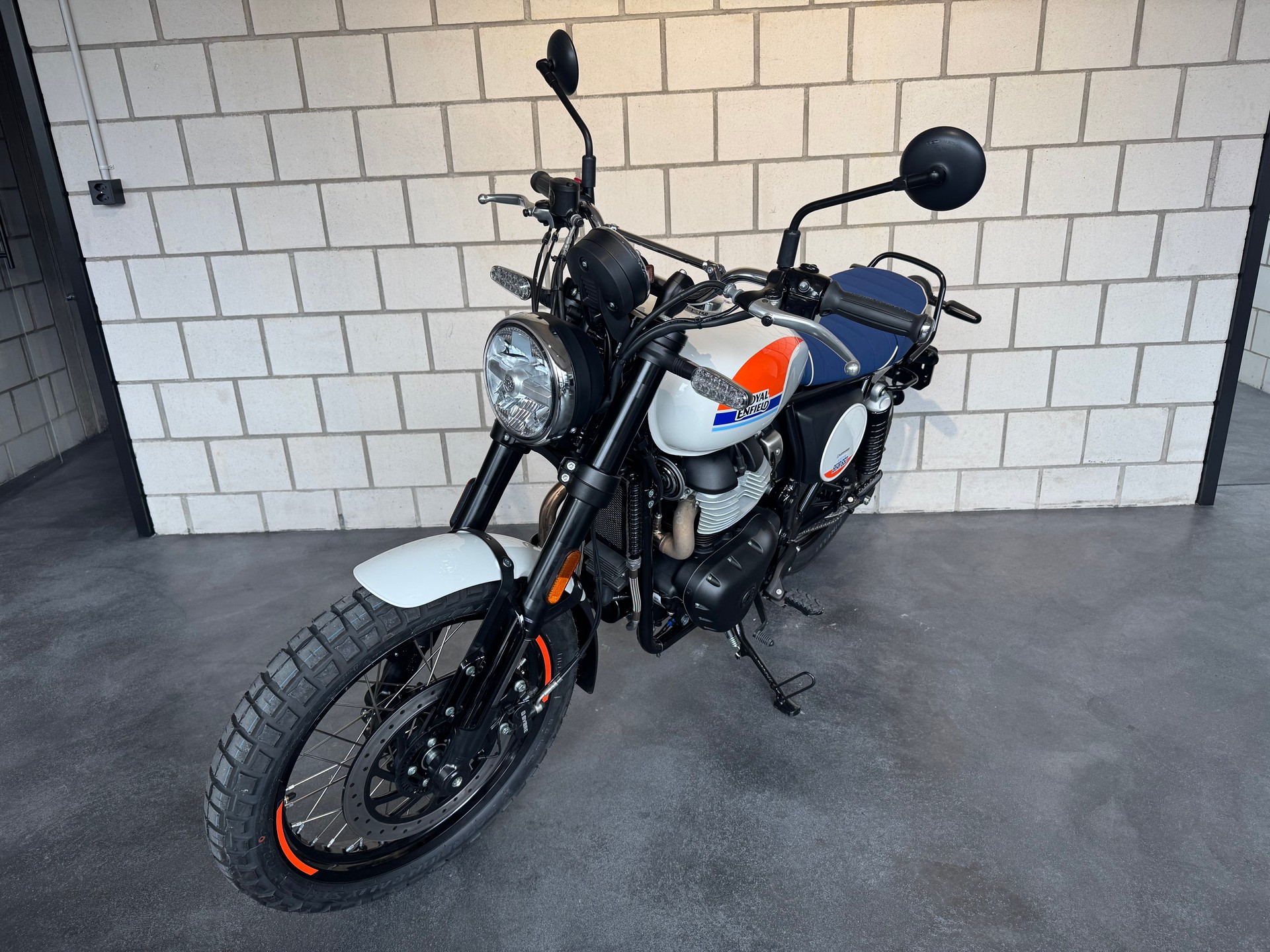 ROYAL ENFIELD Bear 650 Base-showroom-element-2