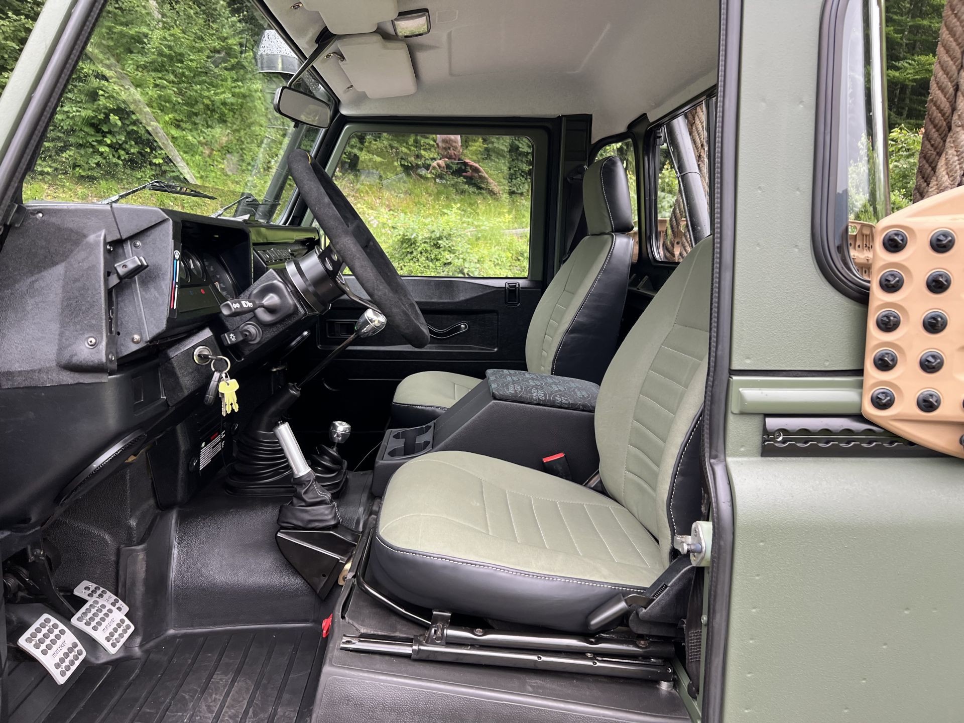 LAND ROVER 90 TD5 Pick Up Avus Performance-image-12