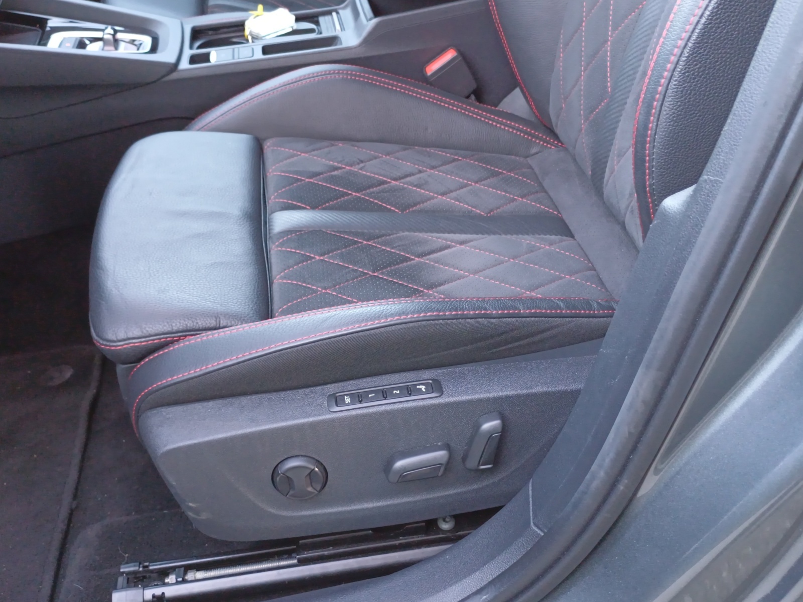 SKODA Octavia Combi 2.0 TSI DSG RS-image-15