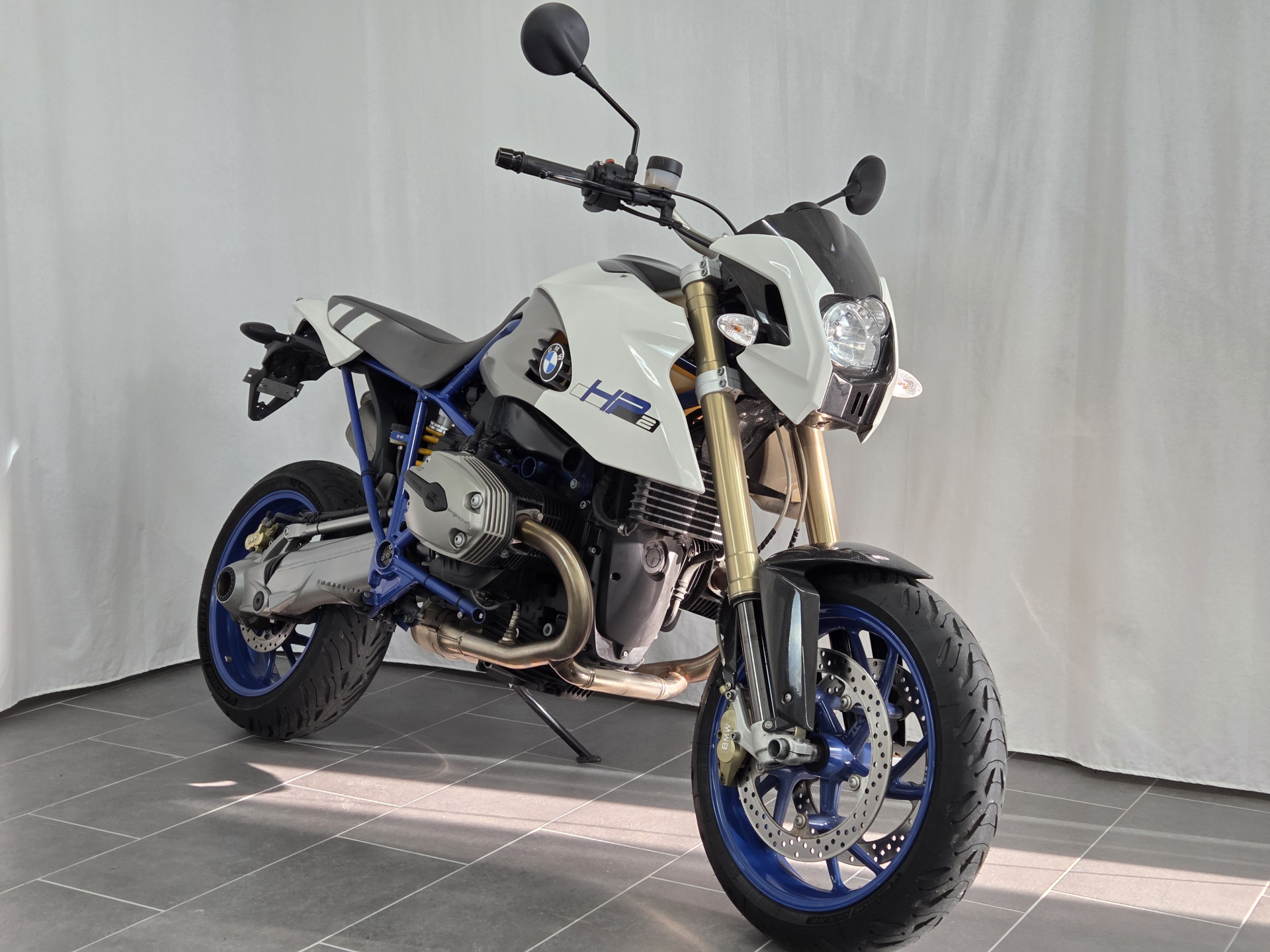 BMW HP2 Megamoto-showroom-element-1