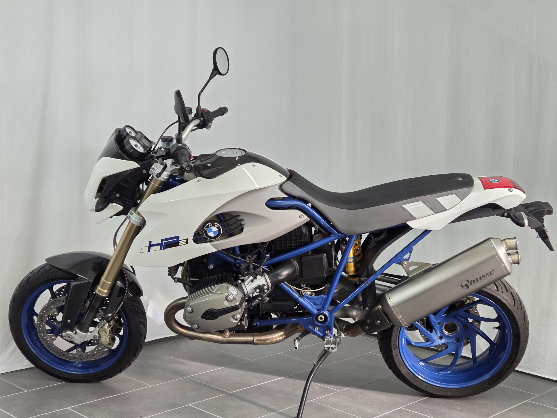 BMW HP2 Megamoto-showroom-element-3