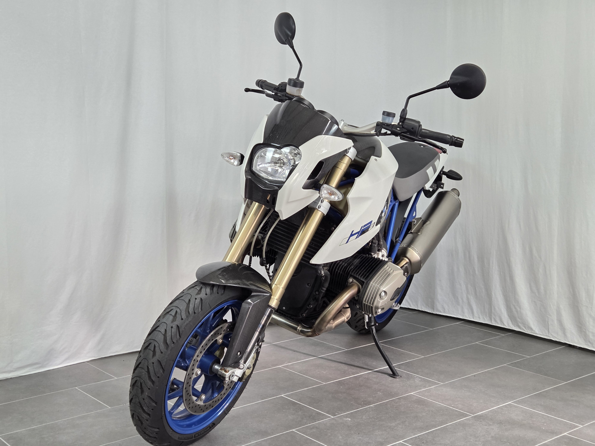 BMW HP2 Megamoto-showroom-element-2