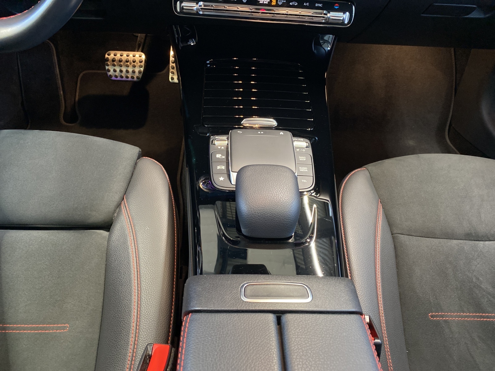 MERCEDES-BENZ CLA 200 AMG Line Shooting Brake-image-9