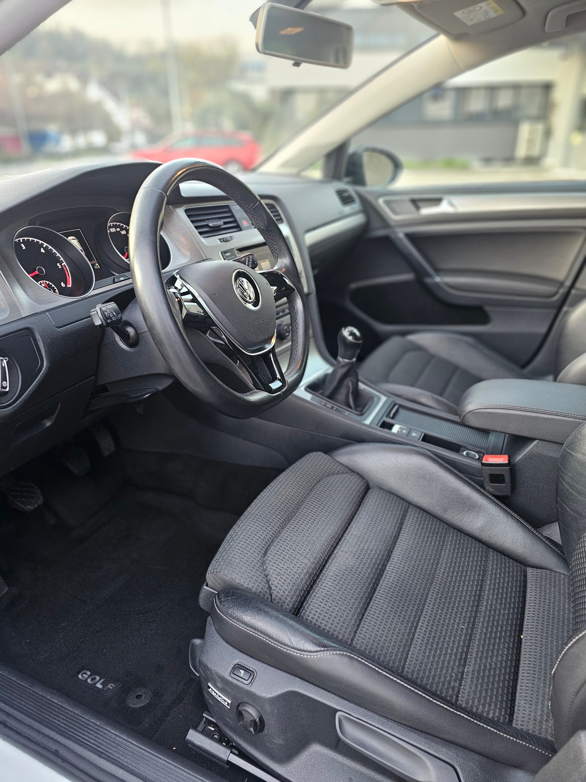 VW Golf 1.6 TDI Comfortline 4Motion-image-5