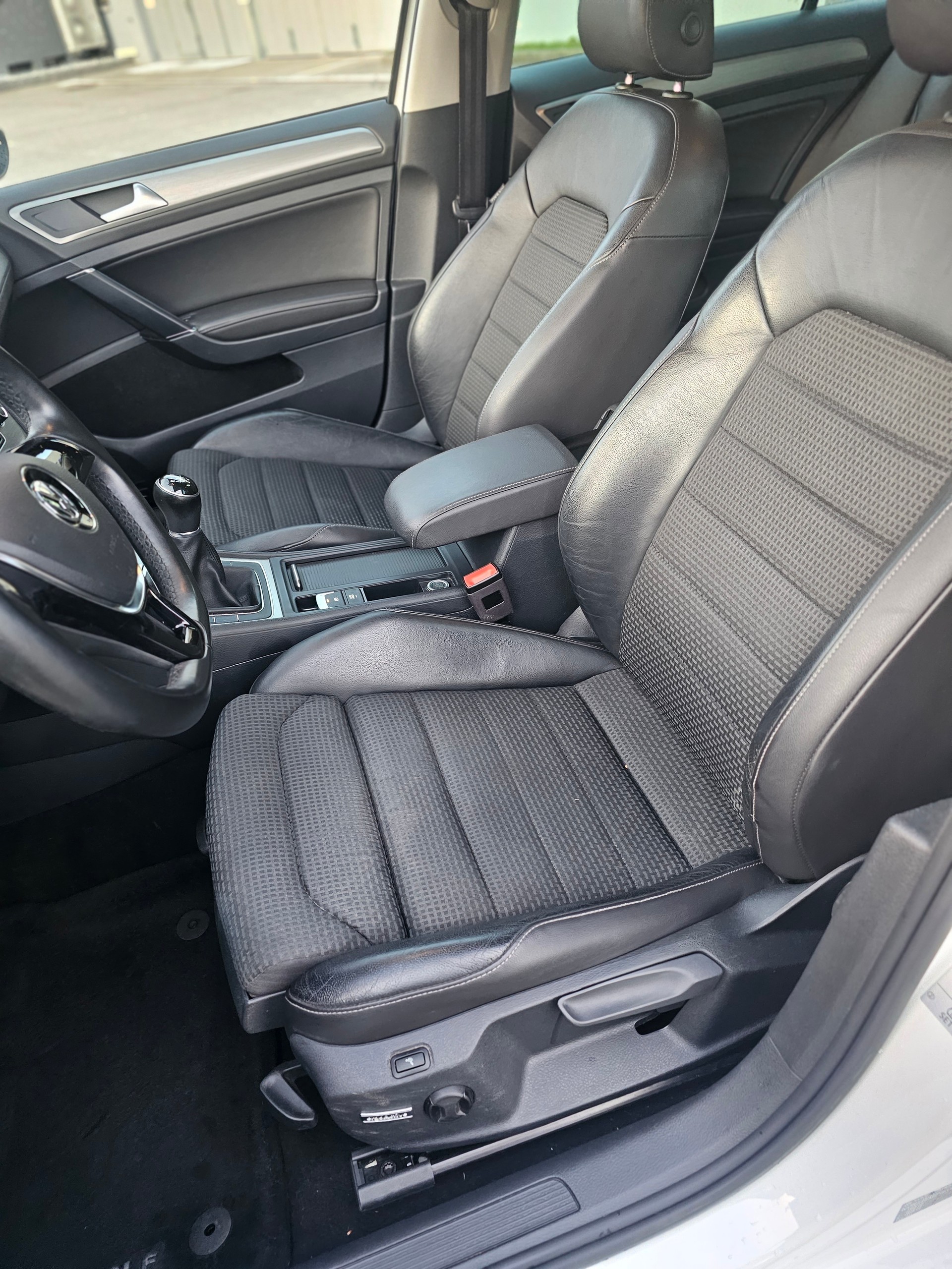 VW Golf 1.6 TDI Comfortline 4Motion-image-6