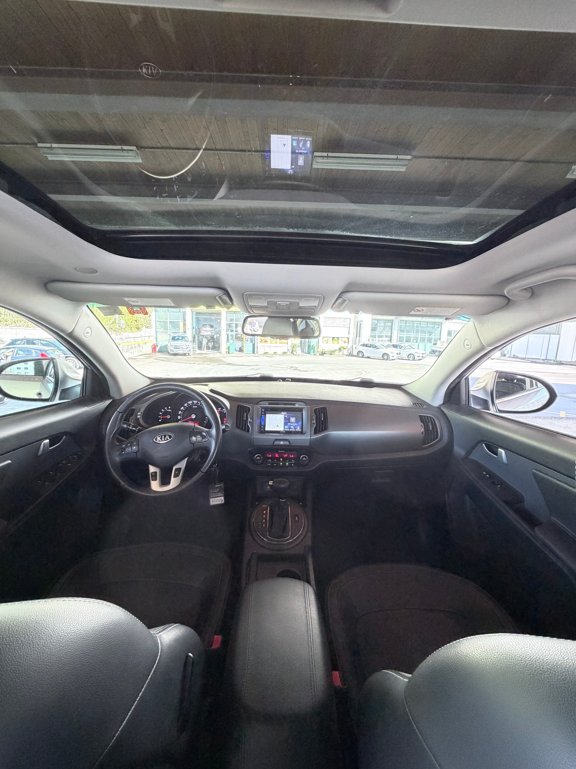 KIA Sportage 2.0 CRDi Style 4WD Automatic-image-11