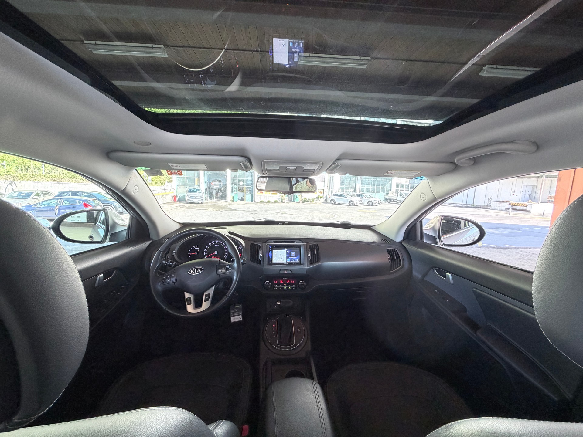 KIA Sportage 2.0 CRDi Style 4WD Automatic-image-10