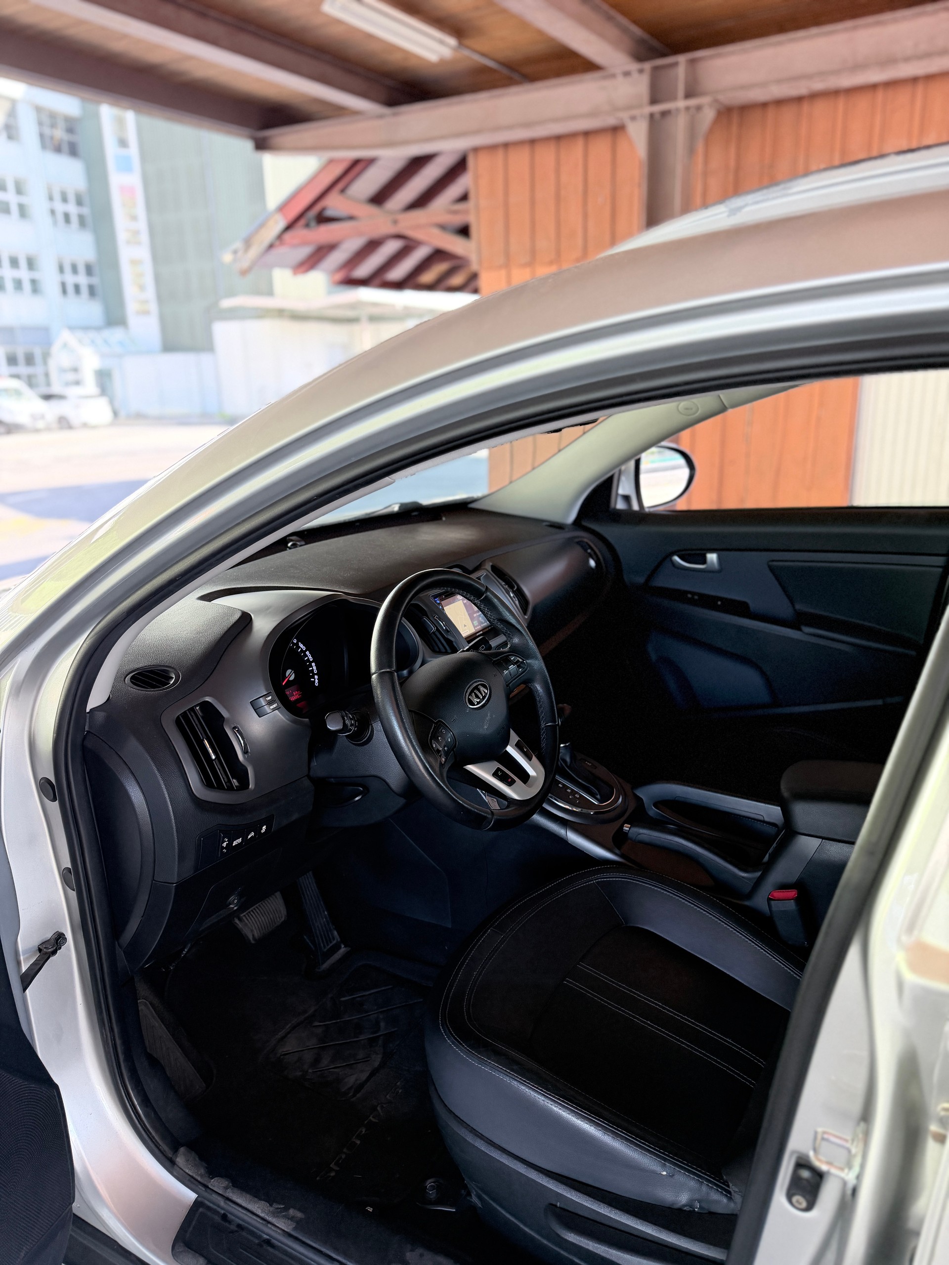 KIA Sportage 2.0 CRDi Style 4WD Automatic-image-12