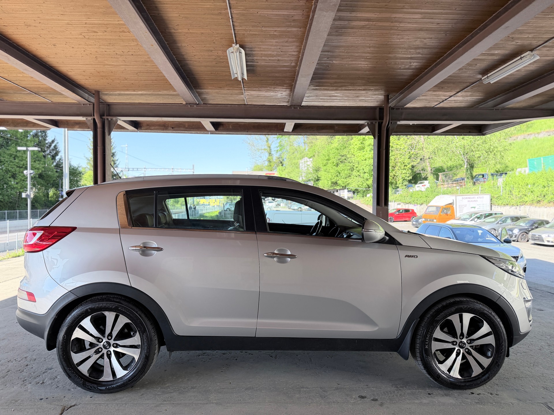 KIA Sportage 2.0 CRDi Style 4WD Automatic-image-6