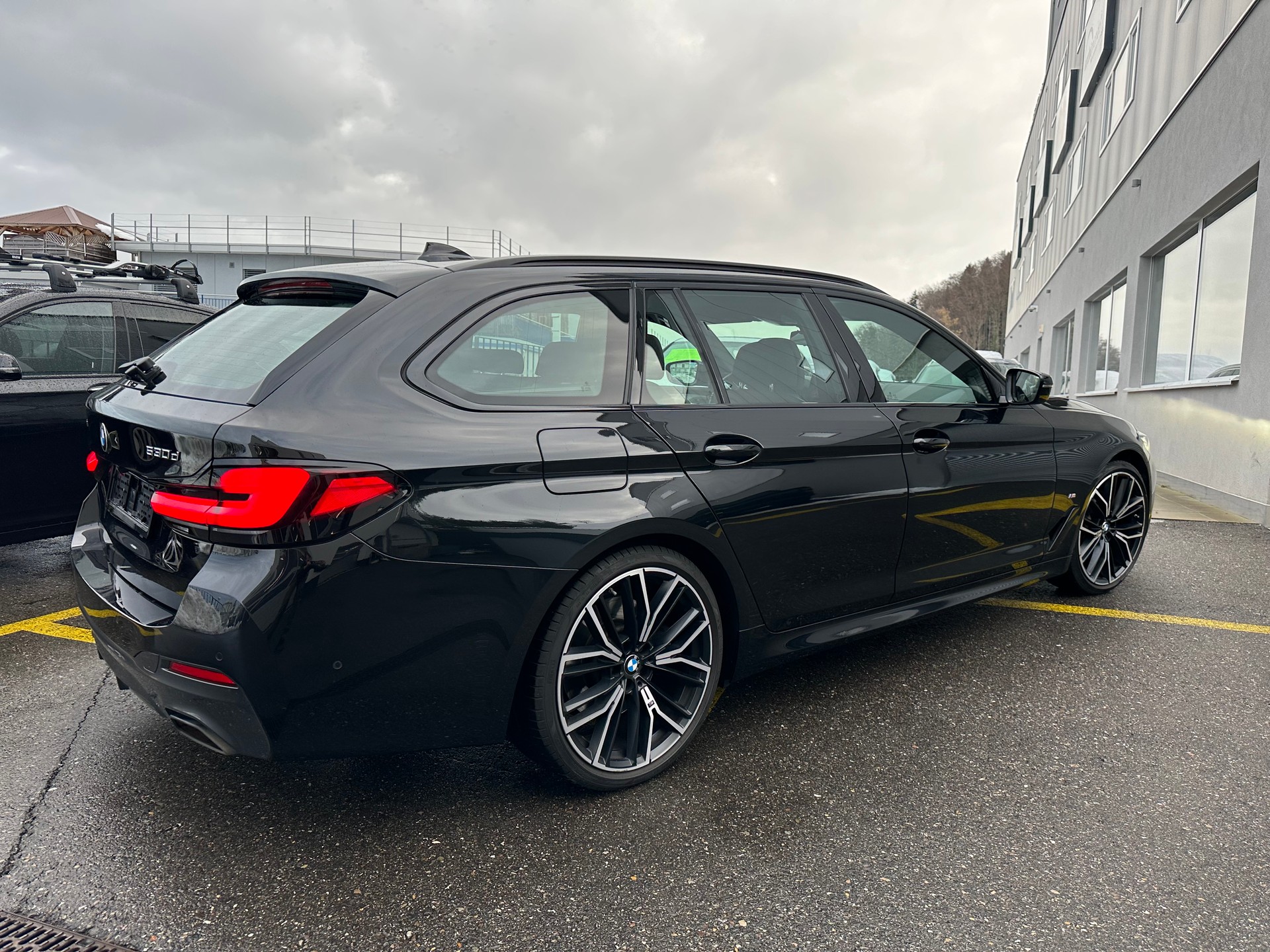 BMW 530d xDrive 48V Touring M Sport Steptronic-image-2