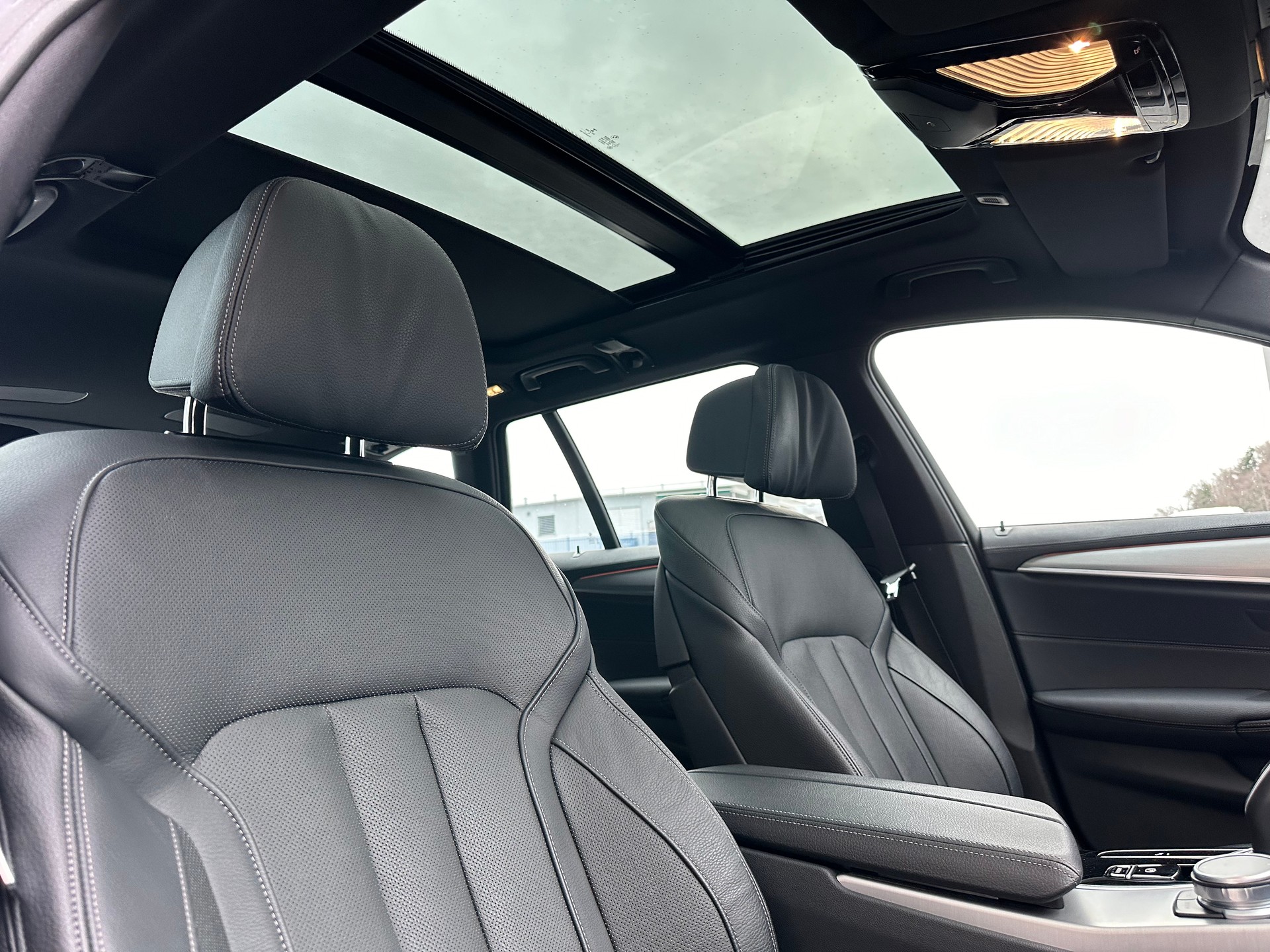 BMW 530d xDrive 48V Touring M Sport Steptronic-image-12