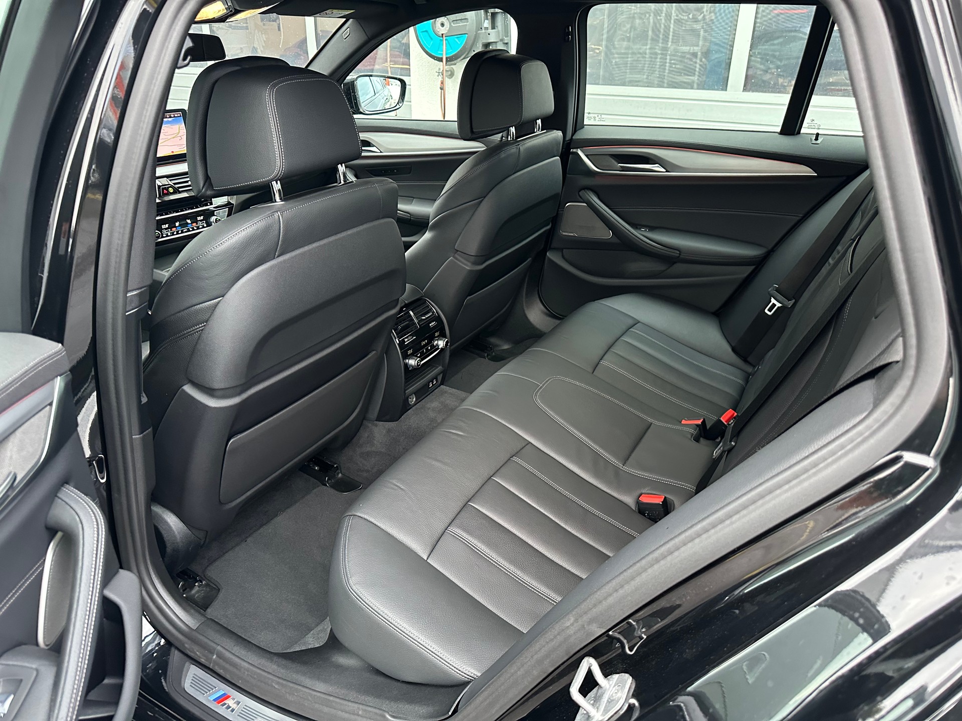BMW 530d xDrive 48V Touring M Sport Steptronic-image-10