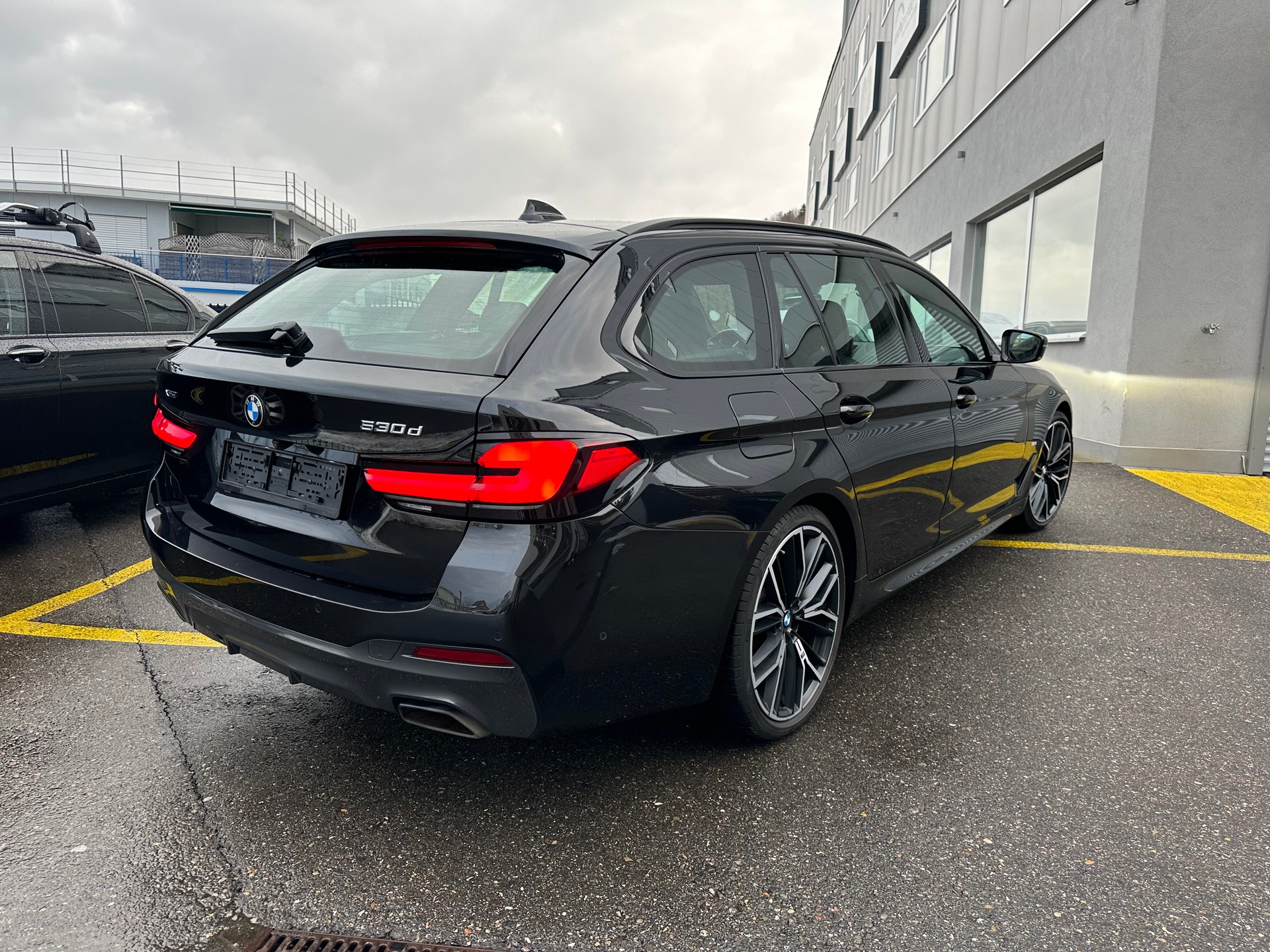 BMW 530d xDrive 48V Touring M Sport Steptronic-image-3