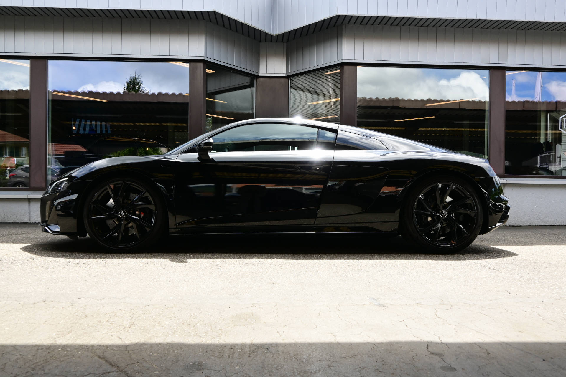 AUDI R8 Coupé 5.2 FSI V10 RWD *All Black* S-Tronic-image-5