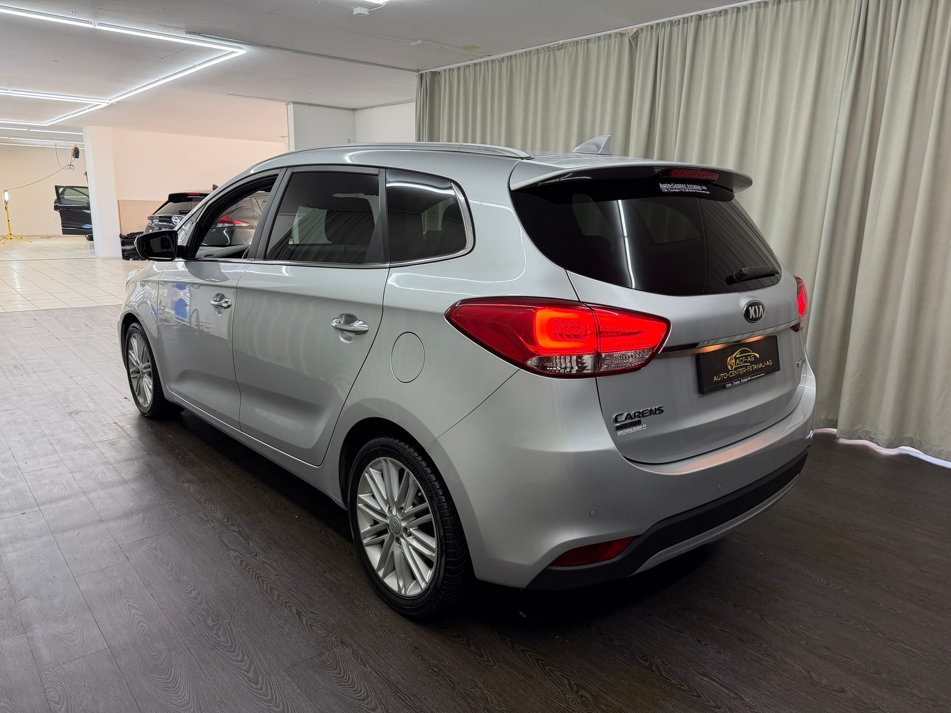 KIA Carens 1.7 CRDi Trend DCT-showroom-element-3