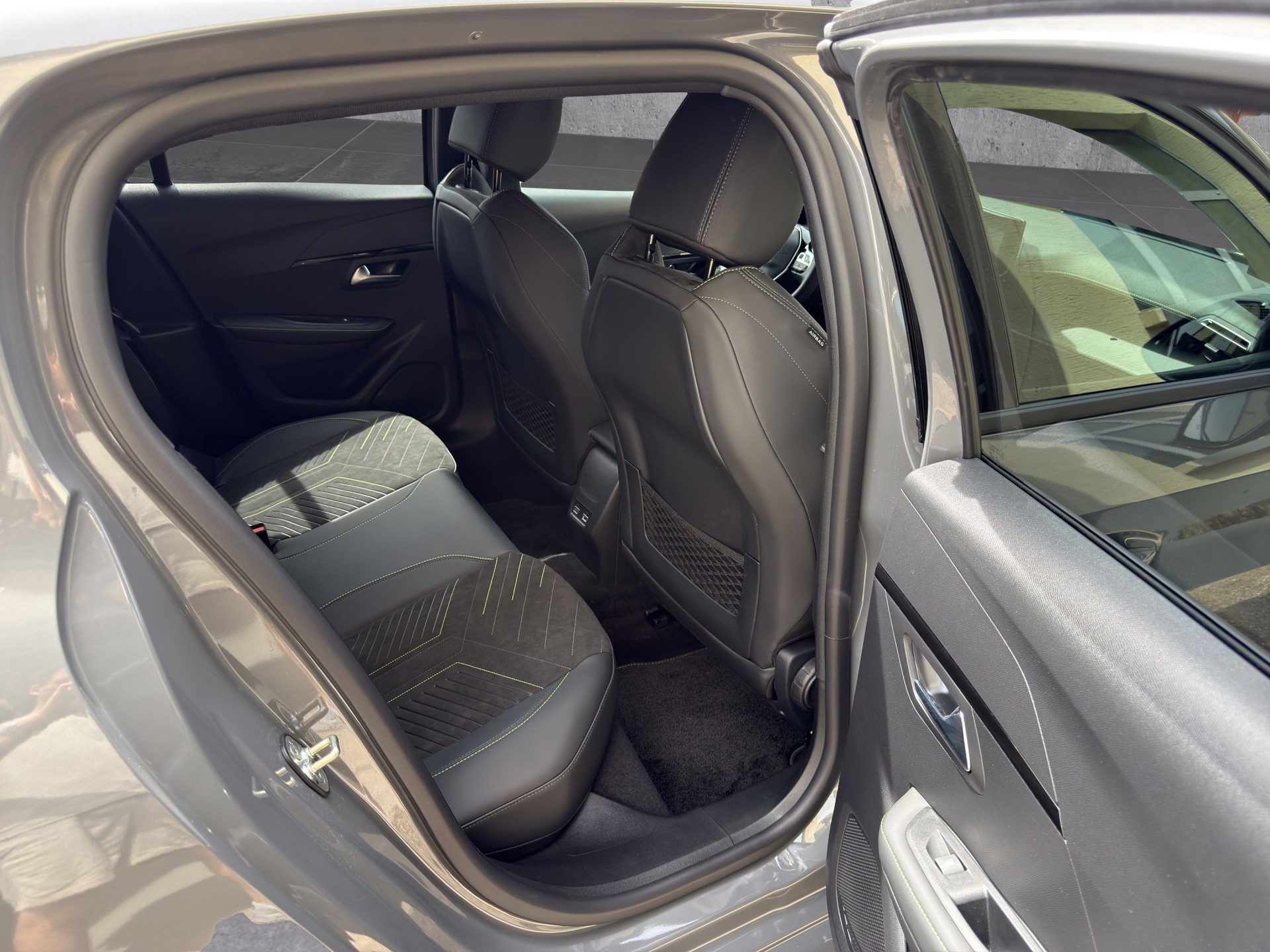 PEUGEOT 208 1.2 Hybrid 145 GT-image-16