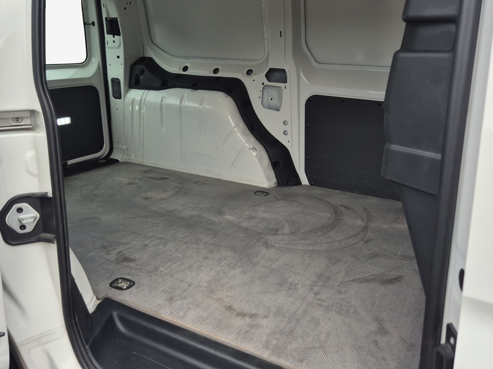 VW Caddy Cargo 2.0TDI Maxi 4Motion-image-11