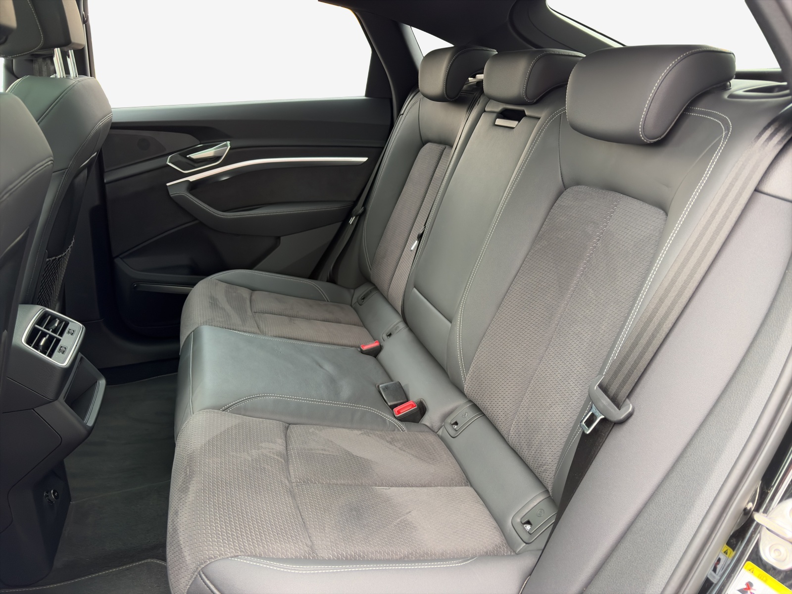 AUDI e-tron 55 Sportback S Line Black Edition quattro-image-12